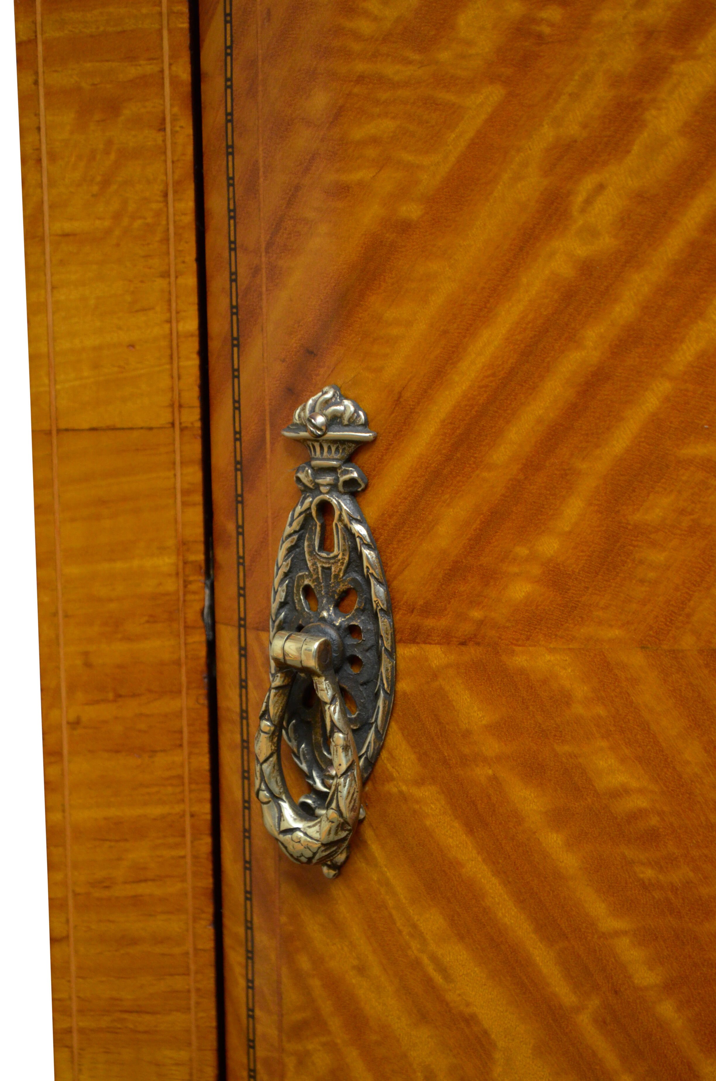 Meuble de chevet édouardien en bois satiné