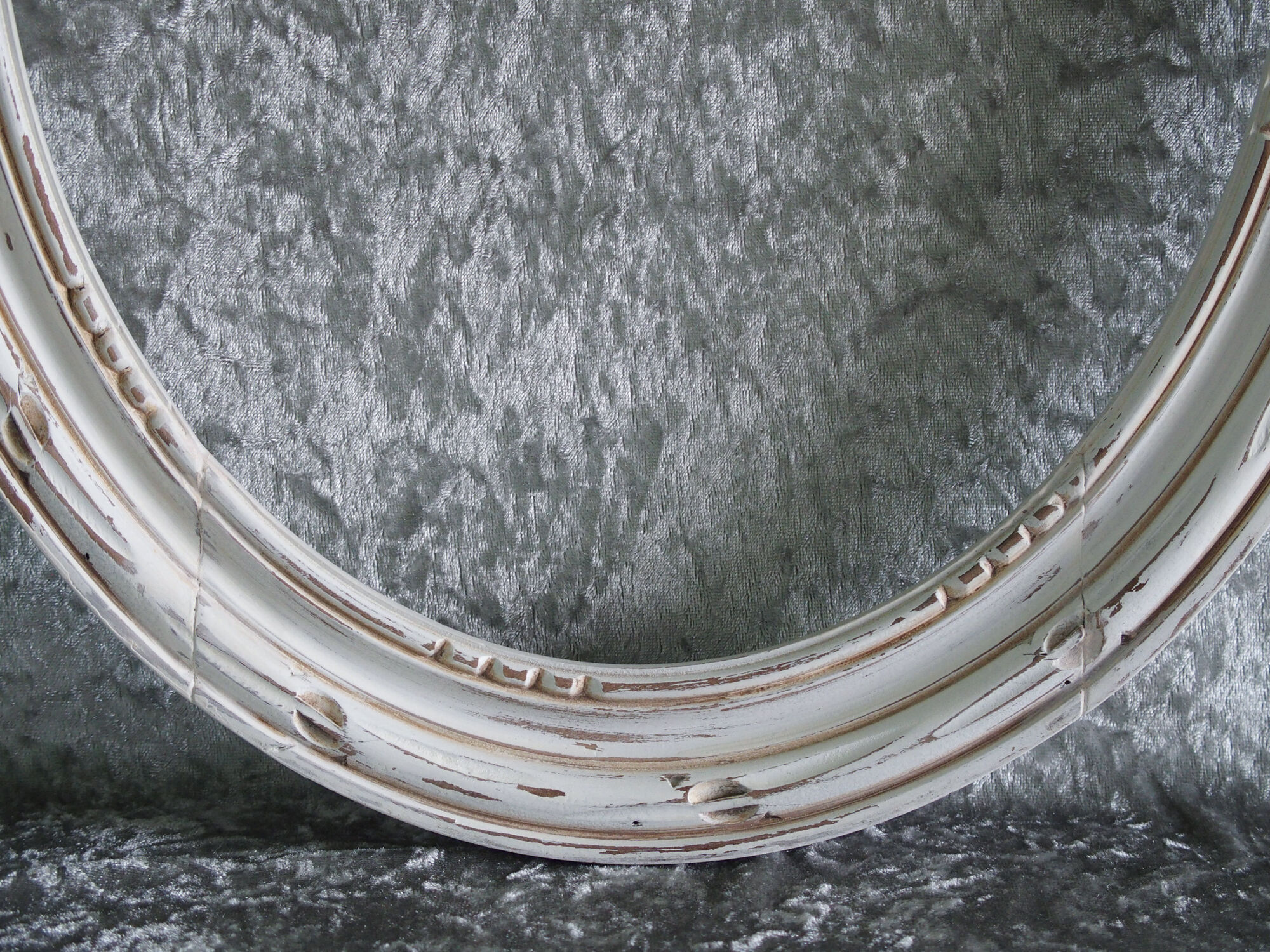 Wooden oval frame with Louis XVI-style knot