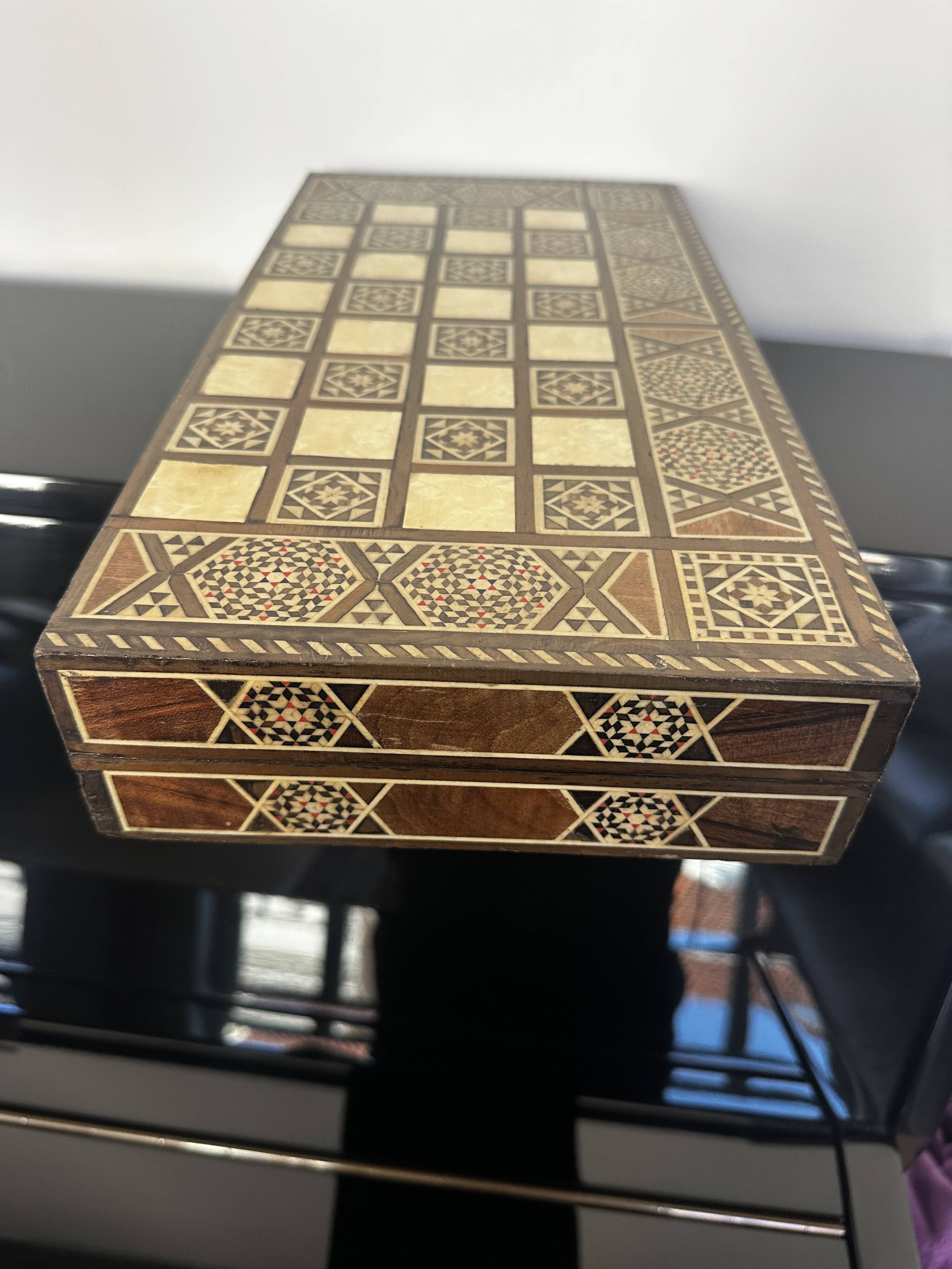 Jeu de Backgammon ancien en Bois Marqueté Syrien