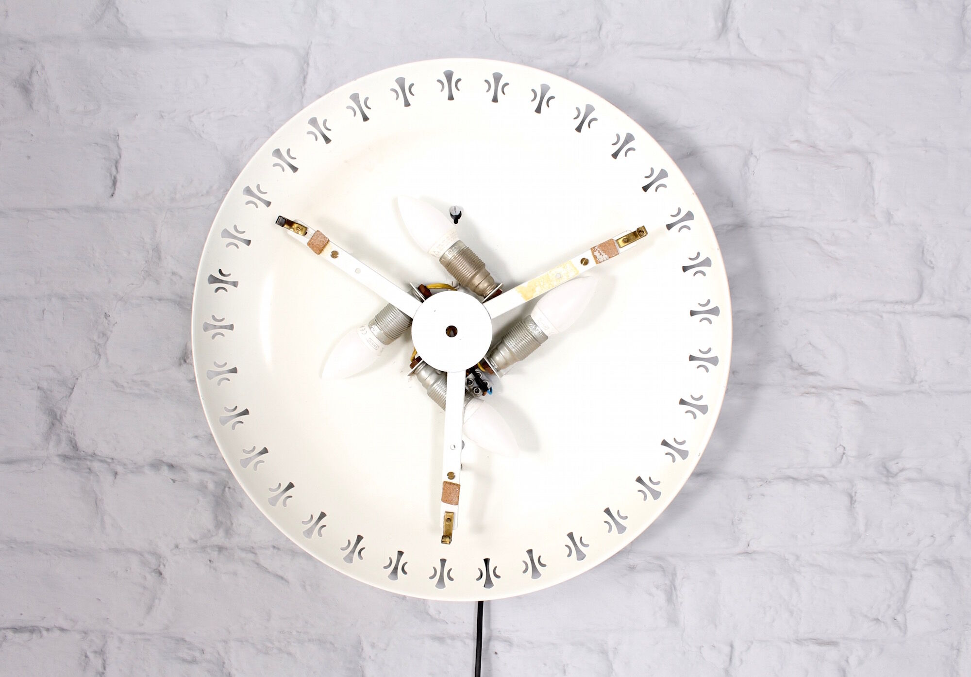 Hillebrand round metal light mirror