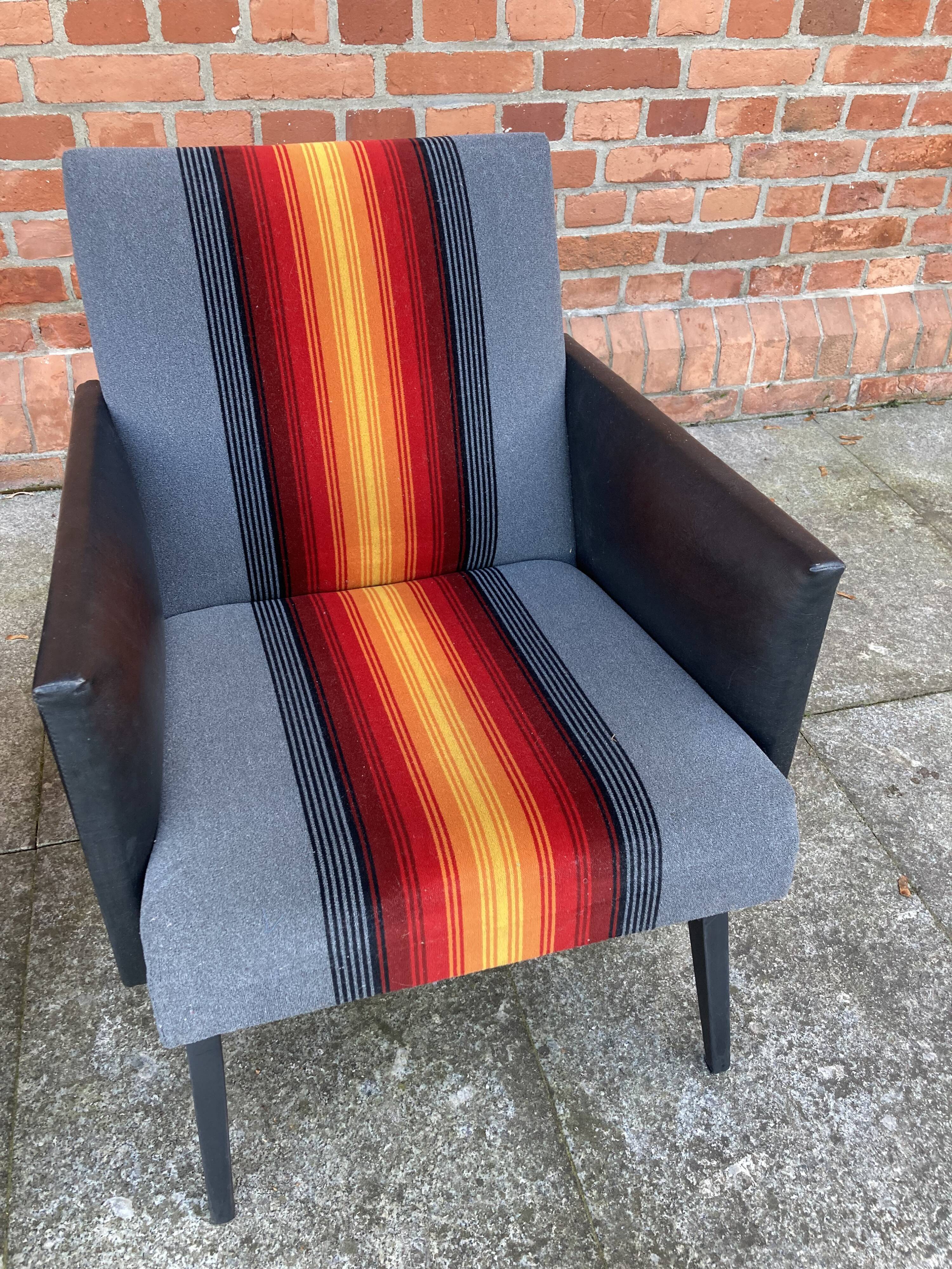Paire de fauteuils "feu" des années 80