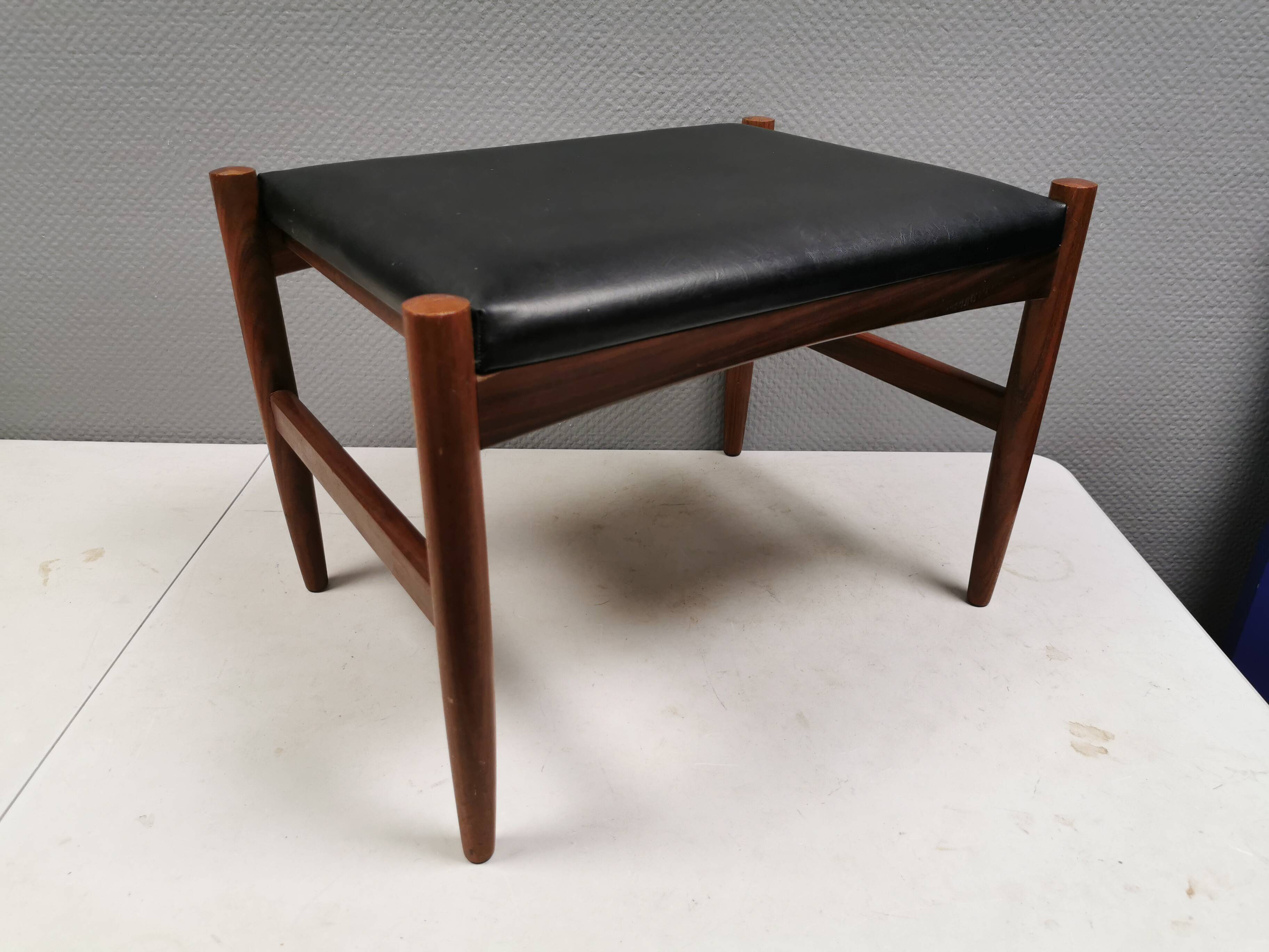 Pouf danois en teck et simili cuir noir 'Skai', années 1960-70.