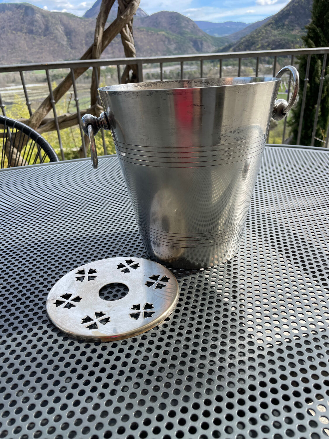 Champagne bucket with its fund