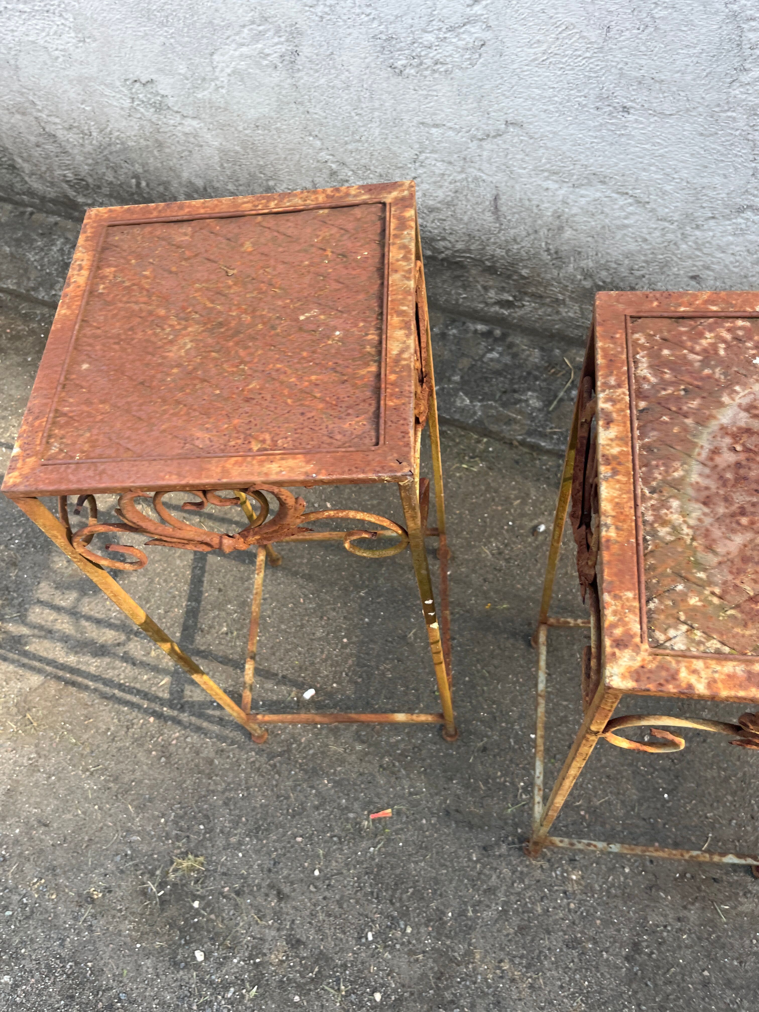 Paire de Sellettes / Porte-Plantes Vintage en Fer Forgé Patiné - Style Camp