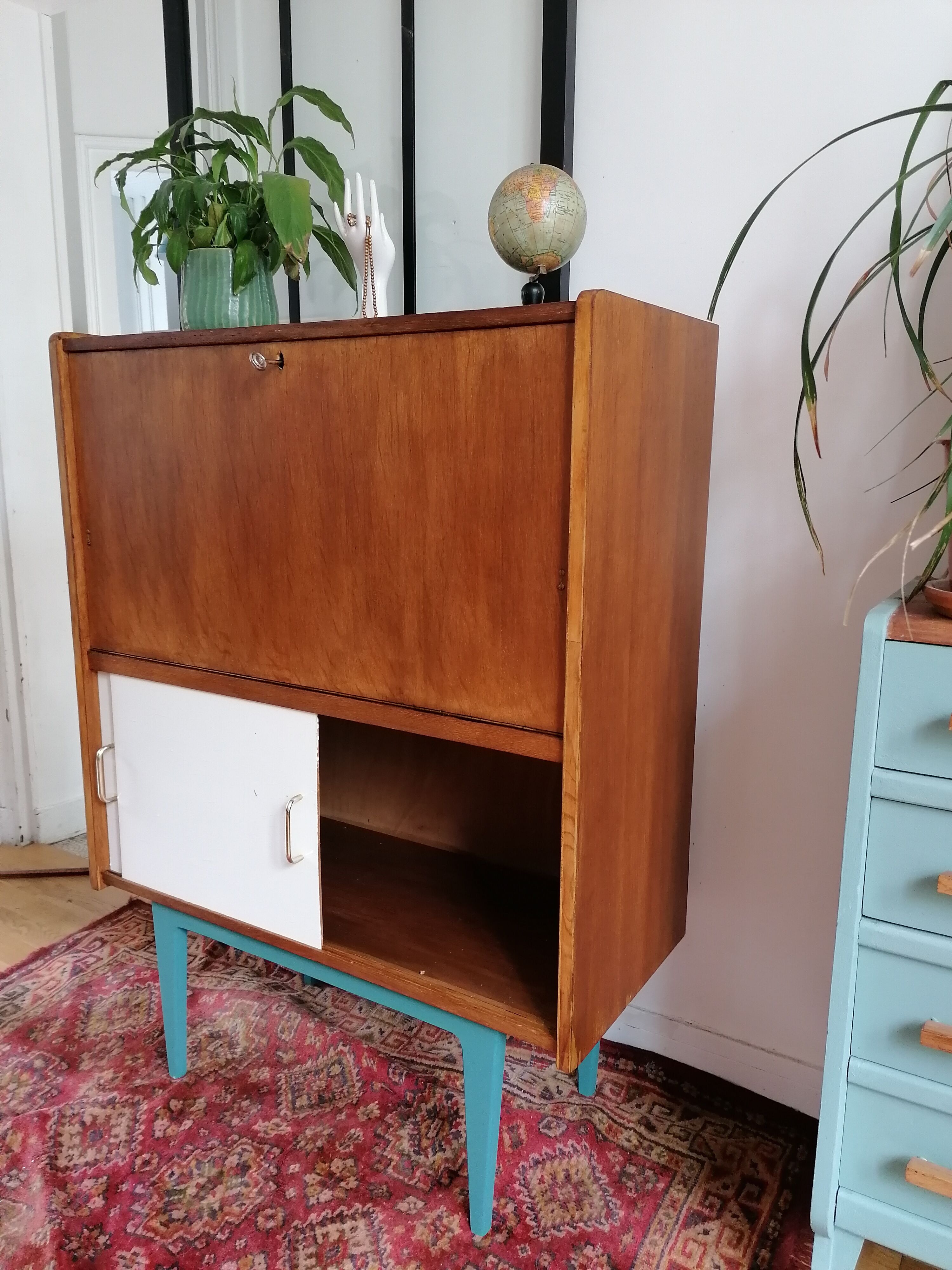 Scandinavian secretary