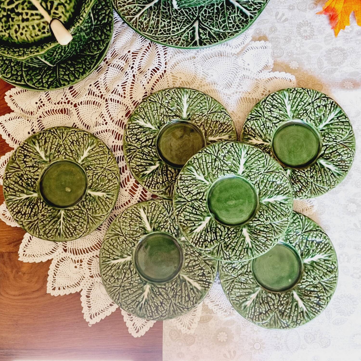 Set of 6 small cabbage barbotine plates