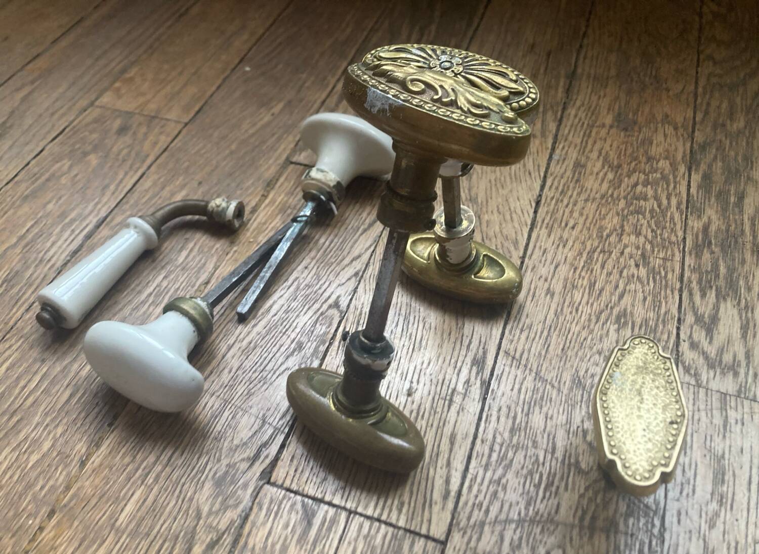 Poignées de porte en porcelaine et laiton