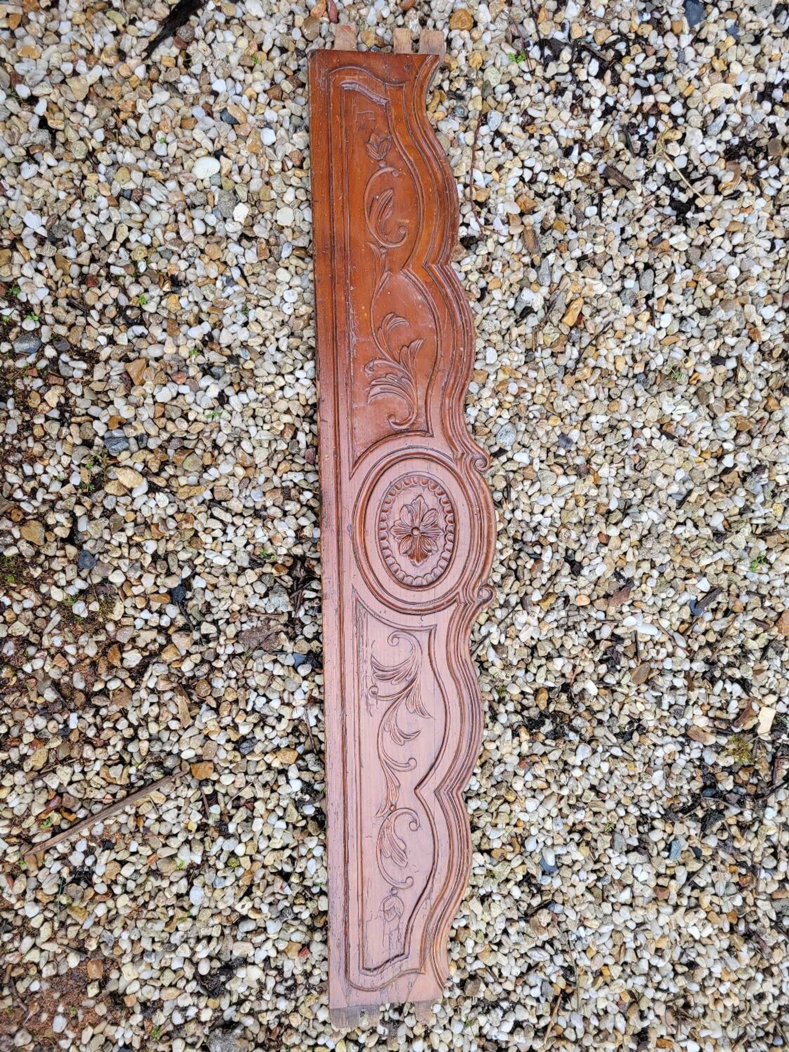 Fronton en bois sculpté vers 1800