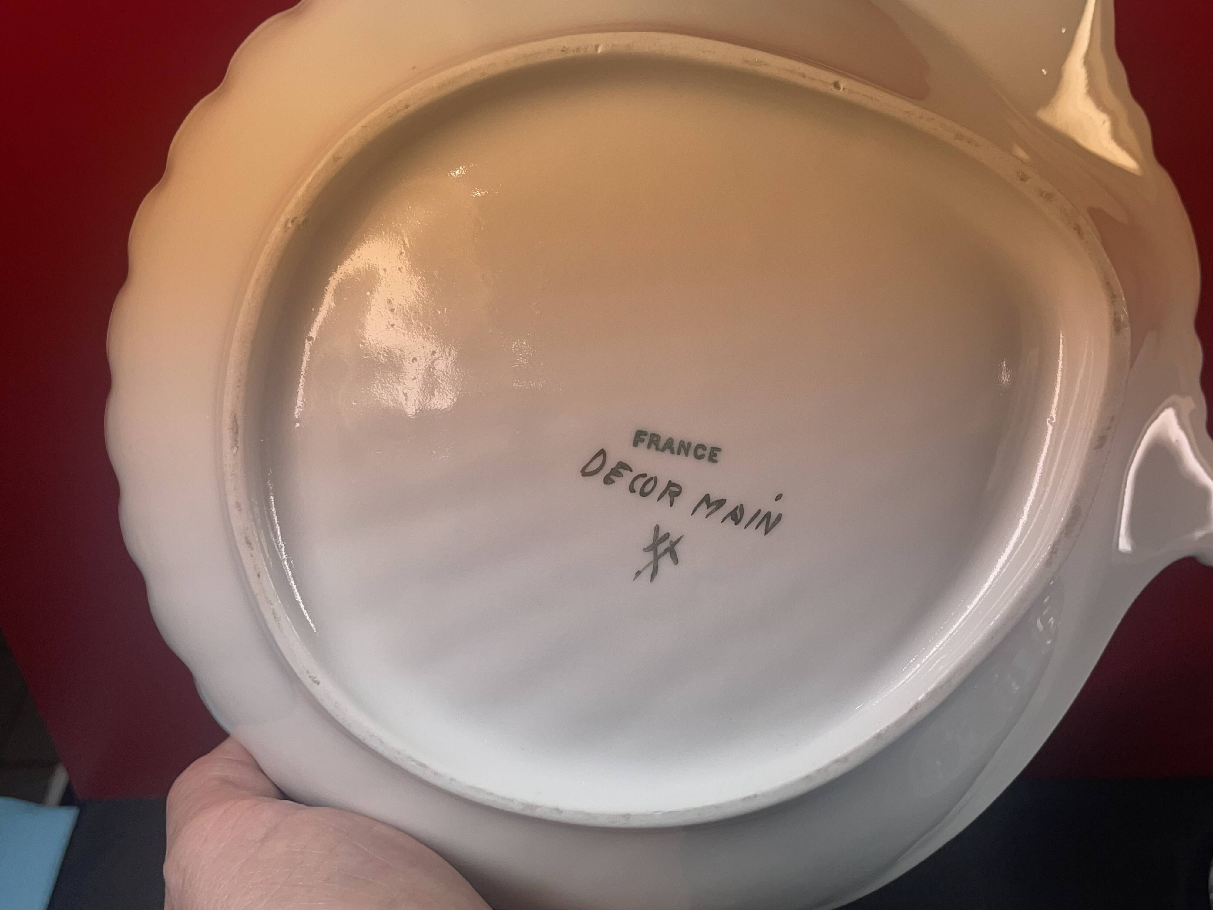 Limoges, large gold and gadroon scallop shell, empty pocket, salad bowl, compotier