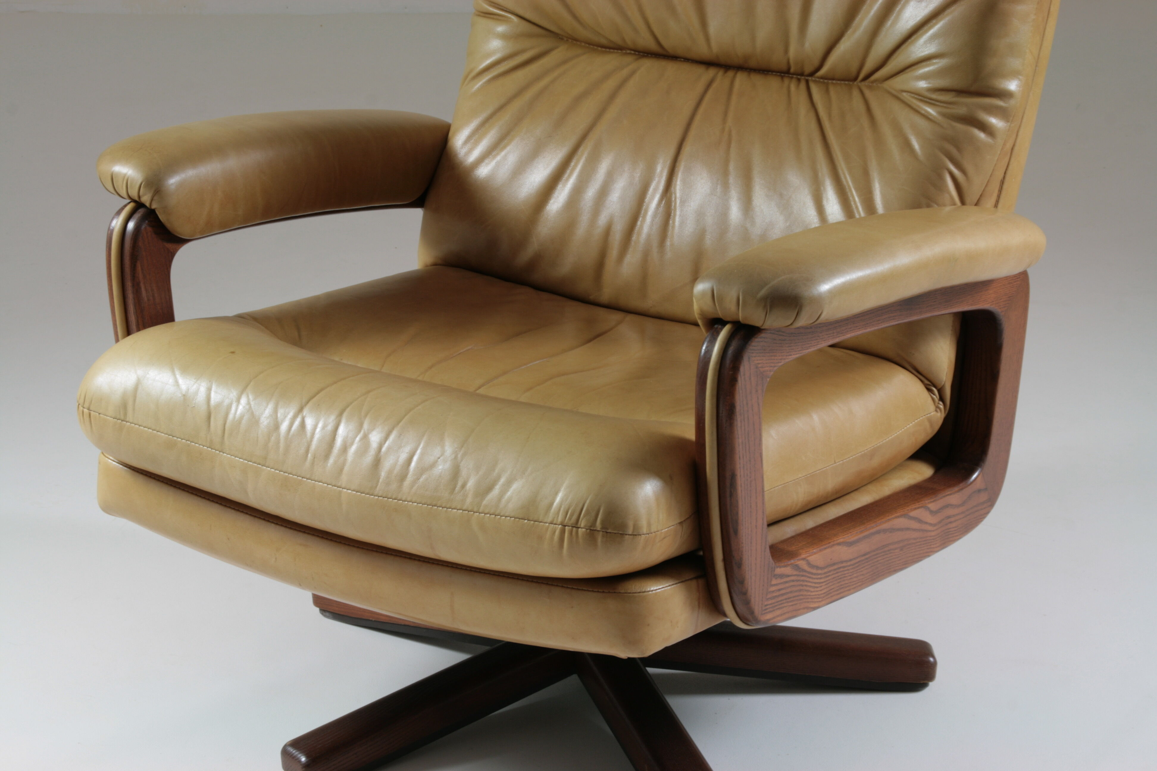 Leather lounge chair by André Vandenbeuck