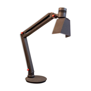 Lampe de bureau avec cadre en métal et détails en plastique. Designer C.V.B. années 80