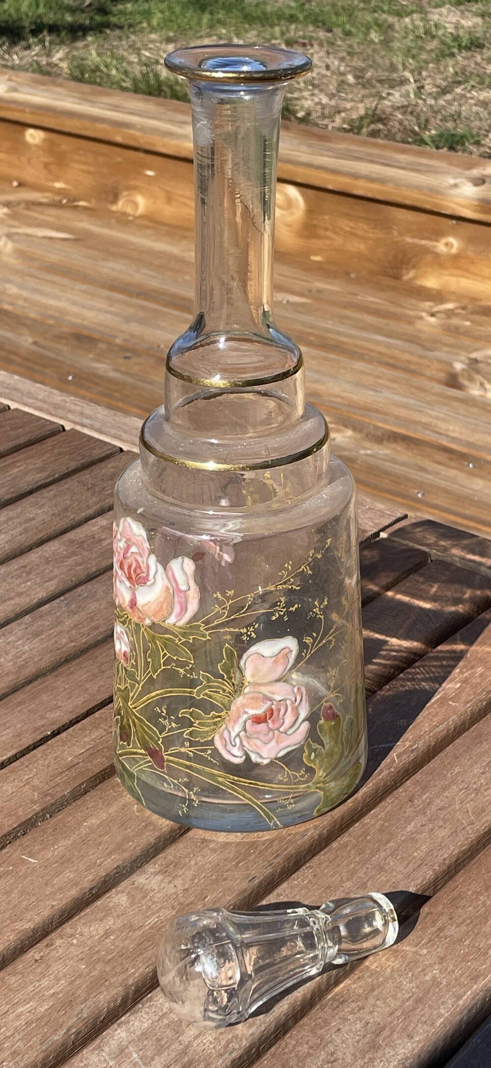 Carafe a liqueur peint et emaille a decor de roses art de la table deco