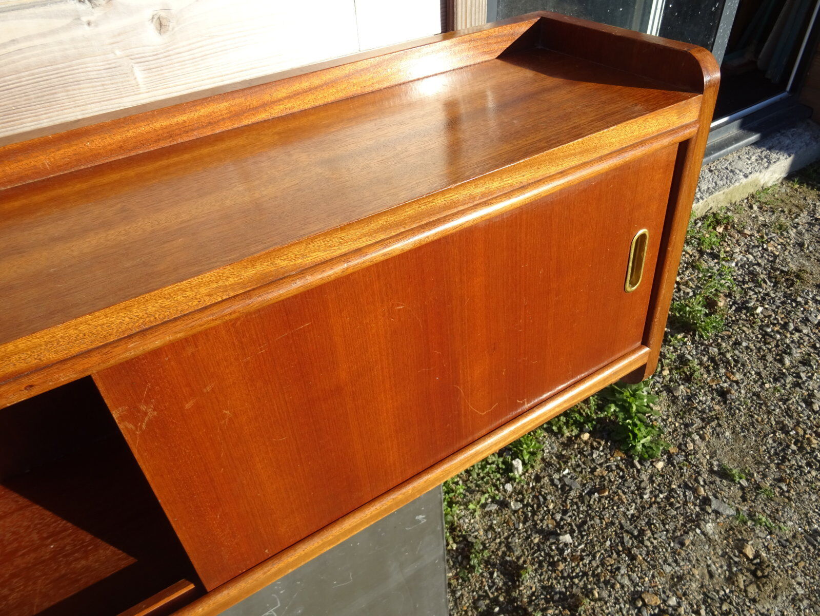 Cozy shelf 50s sliding doors