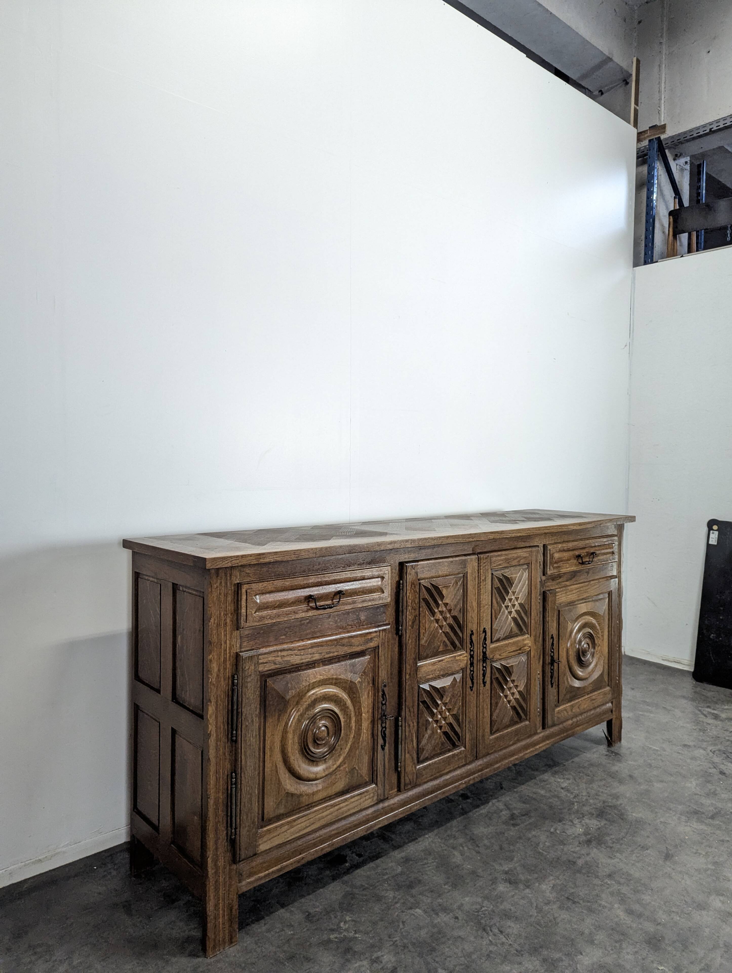 Enfilade en chêne massif sclupté DLG Dudouyt