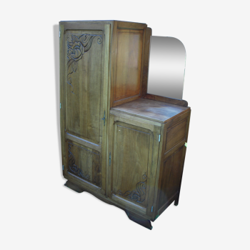 Asymmetric cabinet