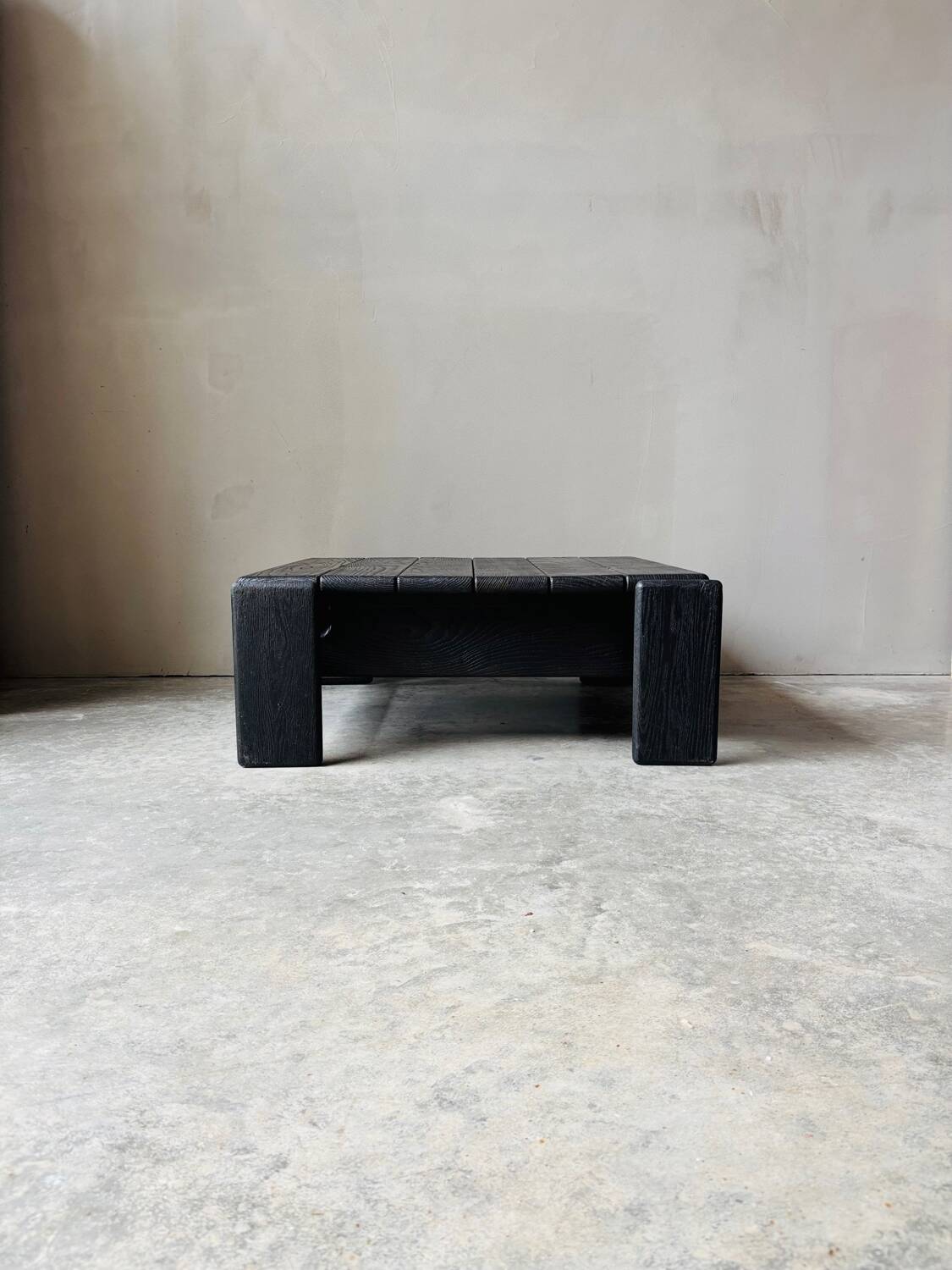 Table basse en bois noir