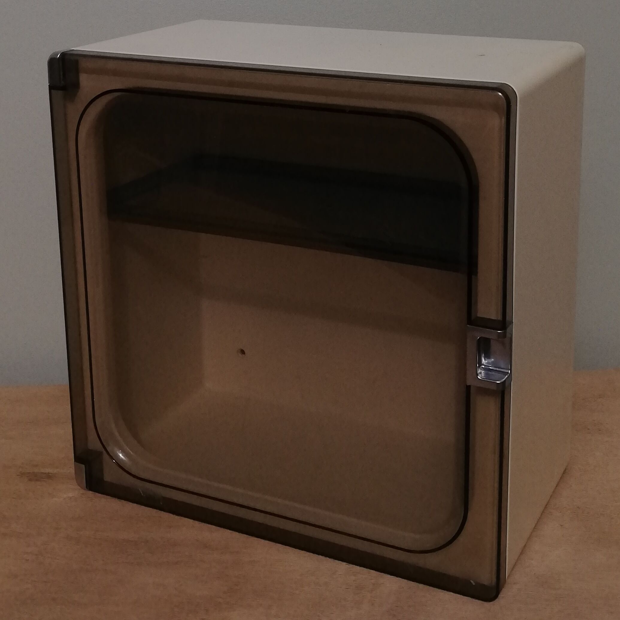 Vintage medicine cabinet in Bakelite and Plexiglas