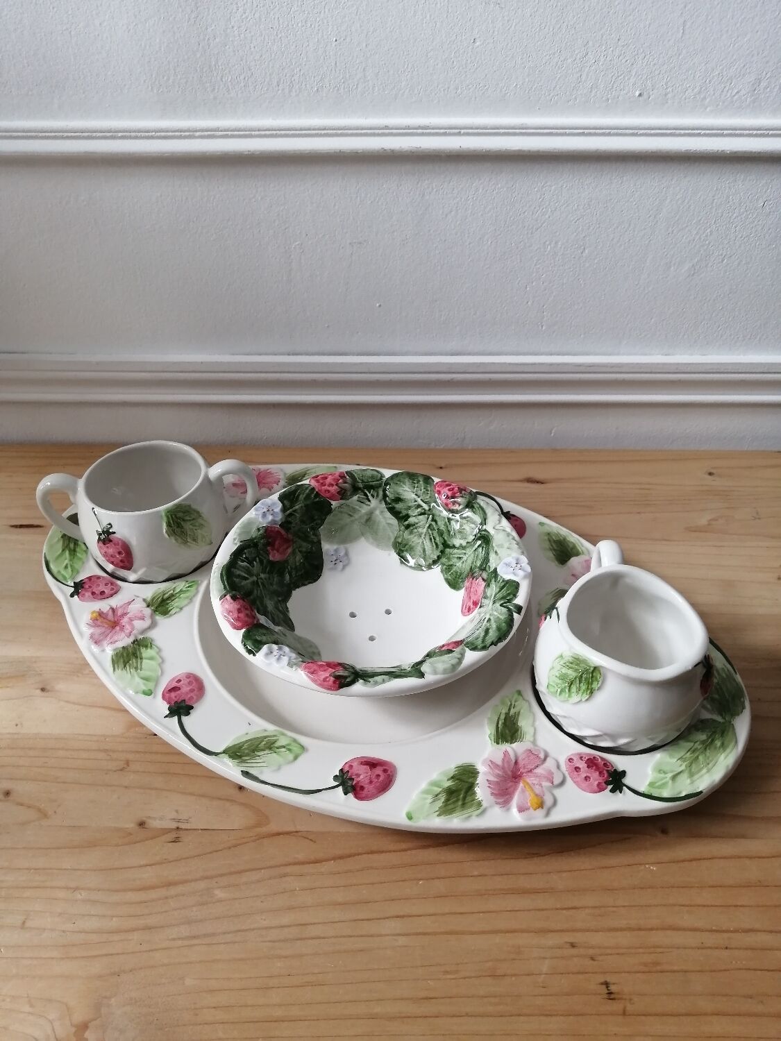 Slip dish for strawberries