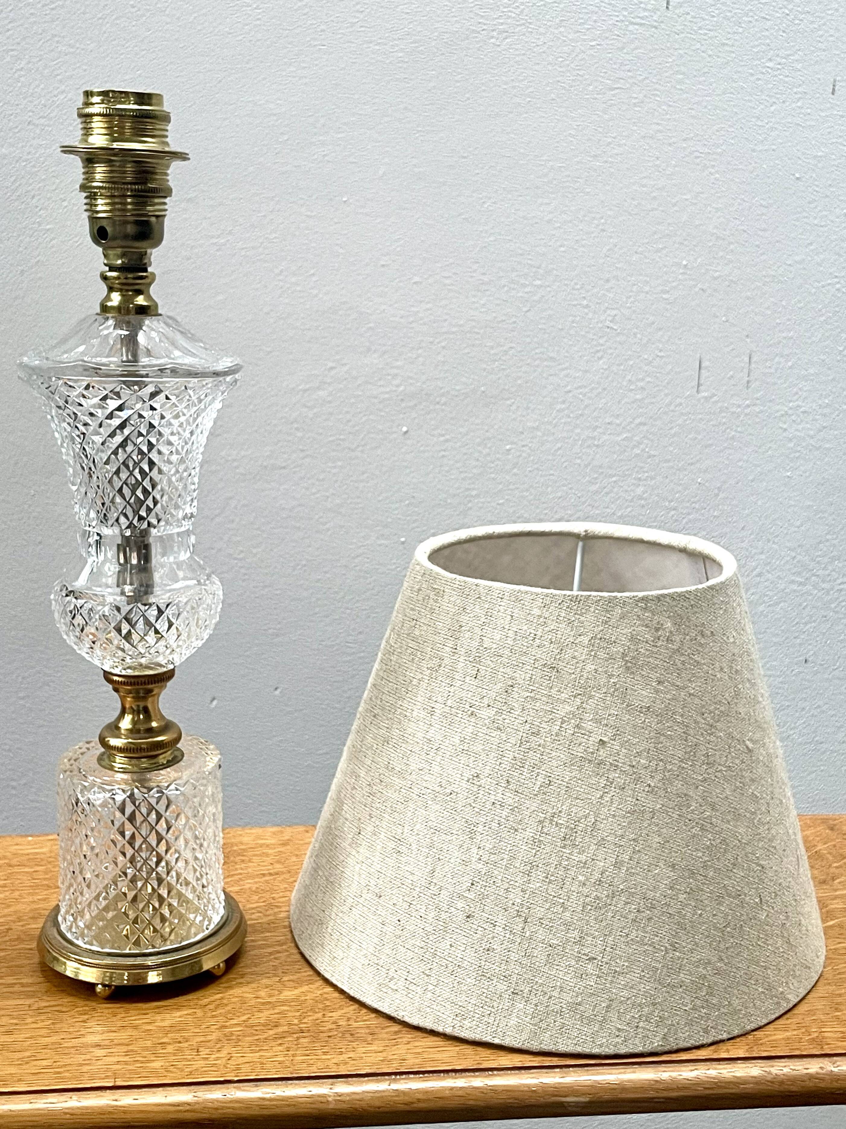 Lampe de table en verre taillé et laiton, circa 1950