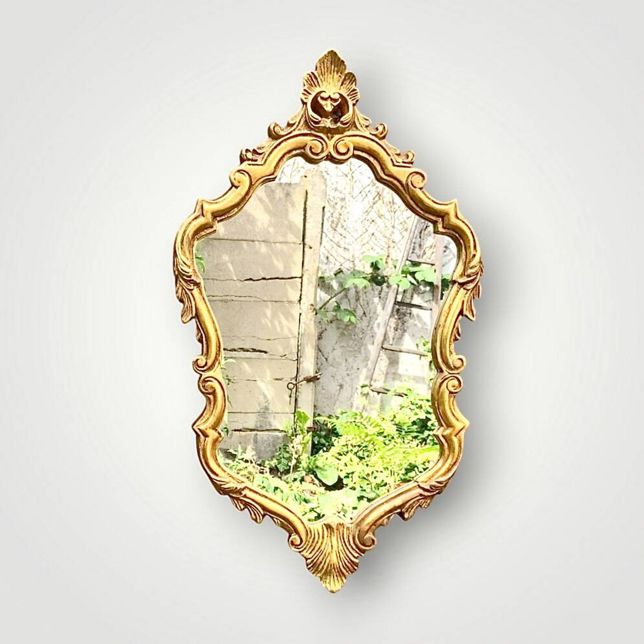 Miroir style Rocaille en plâtre doré, vers 1950