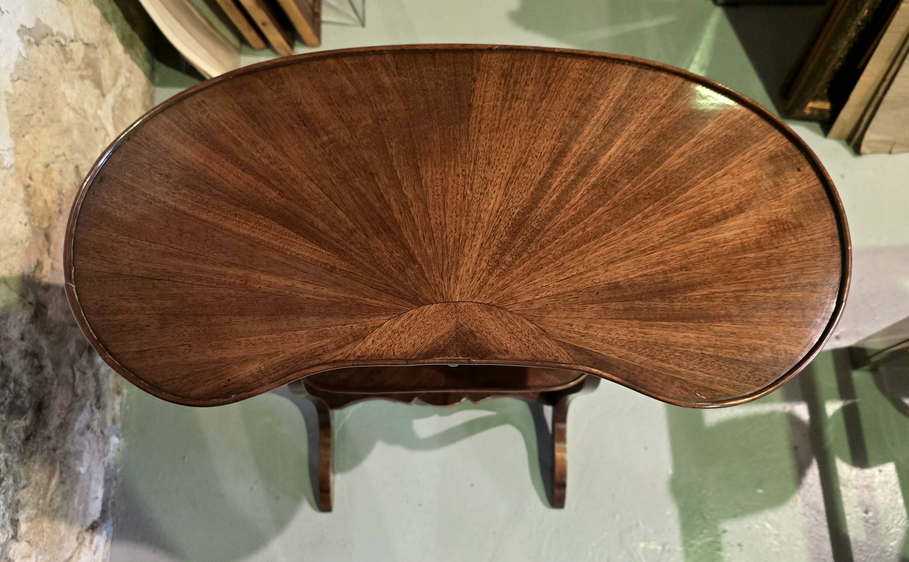Kidney-shaped table in mahogany veneer, Louis XVI style, 20th century.