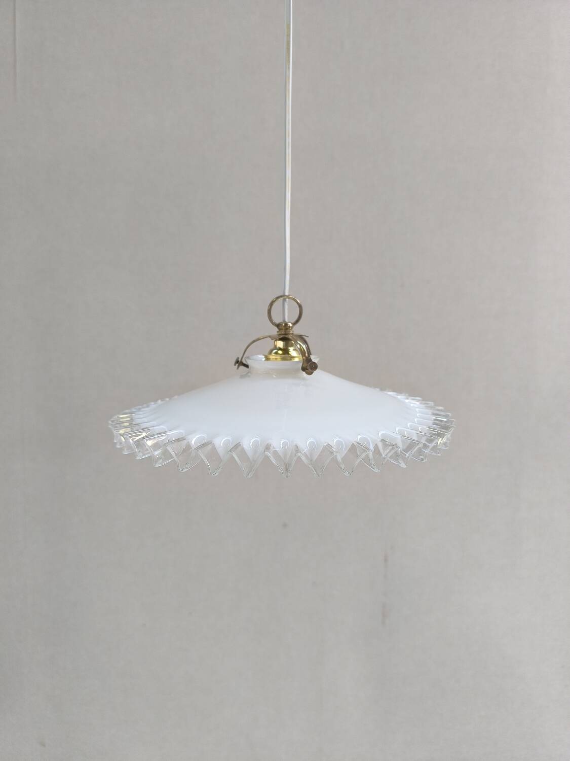 Notched opaline suspension