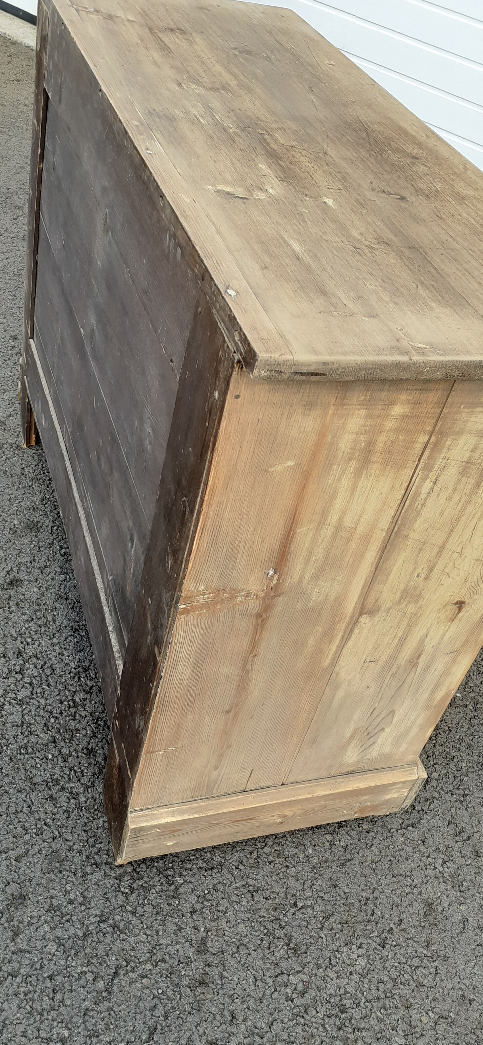 Ancient chest of drawers