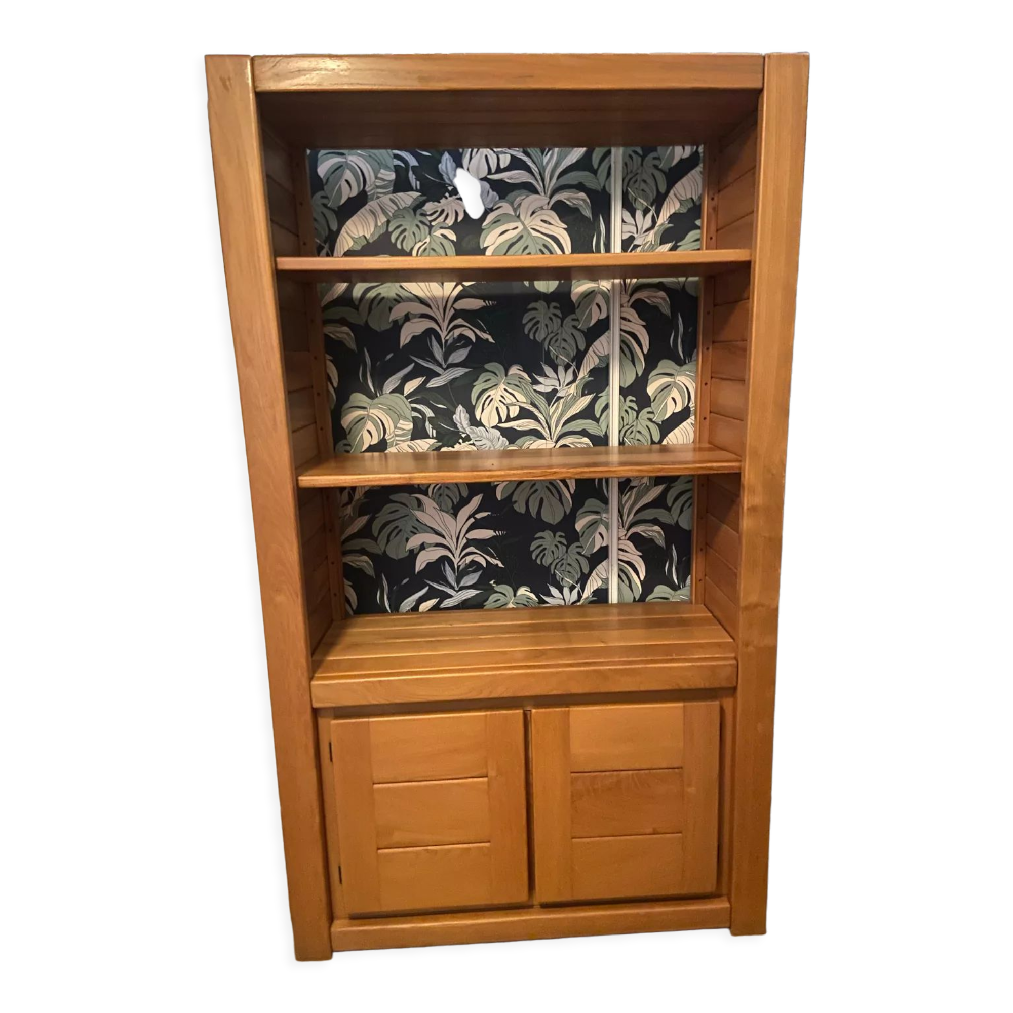 Maison regain library shelf