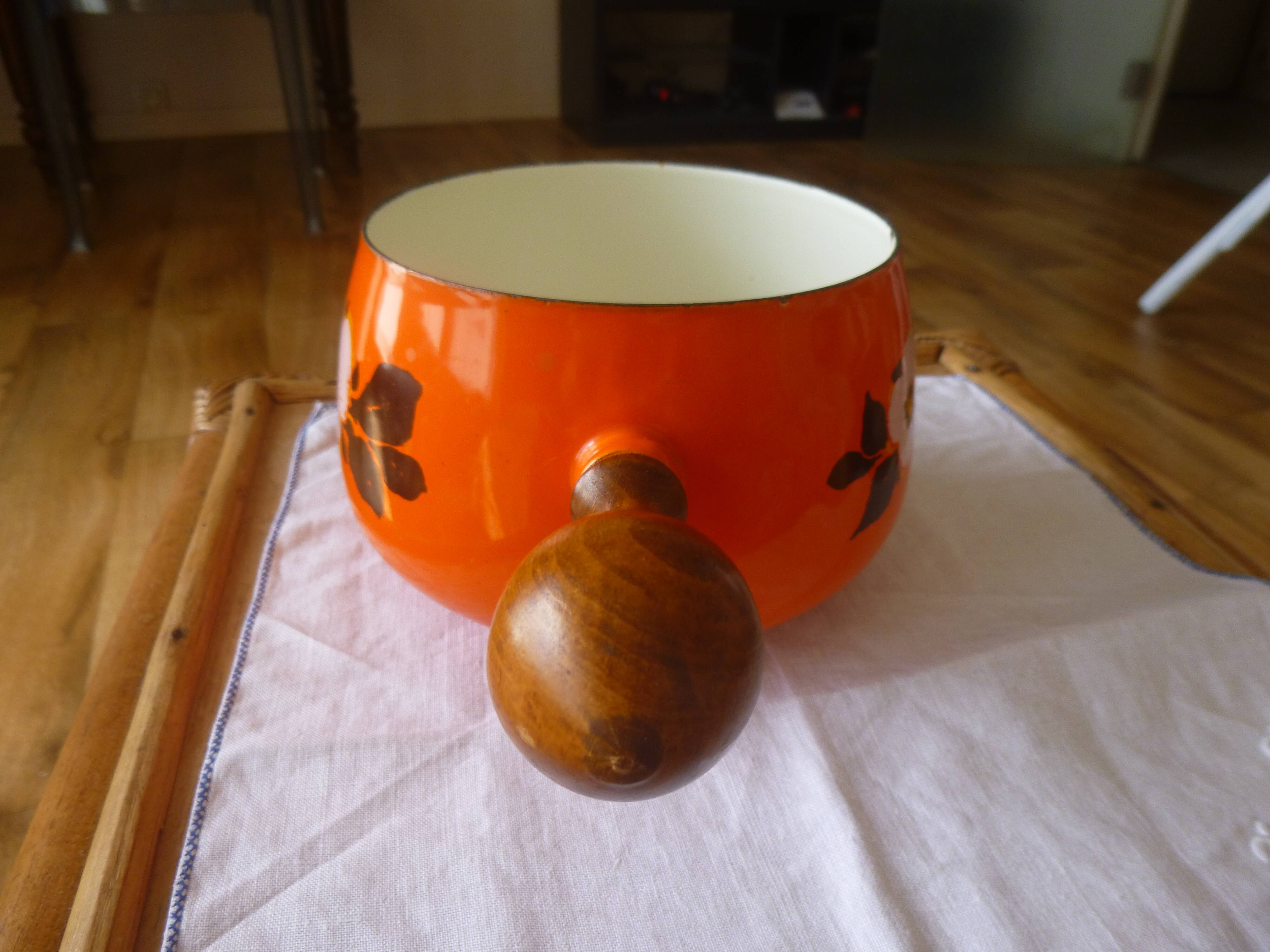 Enameled saucepan with lid 1970s