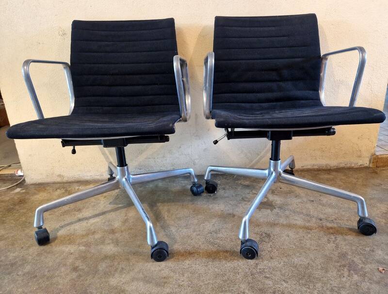 Charles and Ray Eames - Pair of office chairs - model EA117 - Vitra
