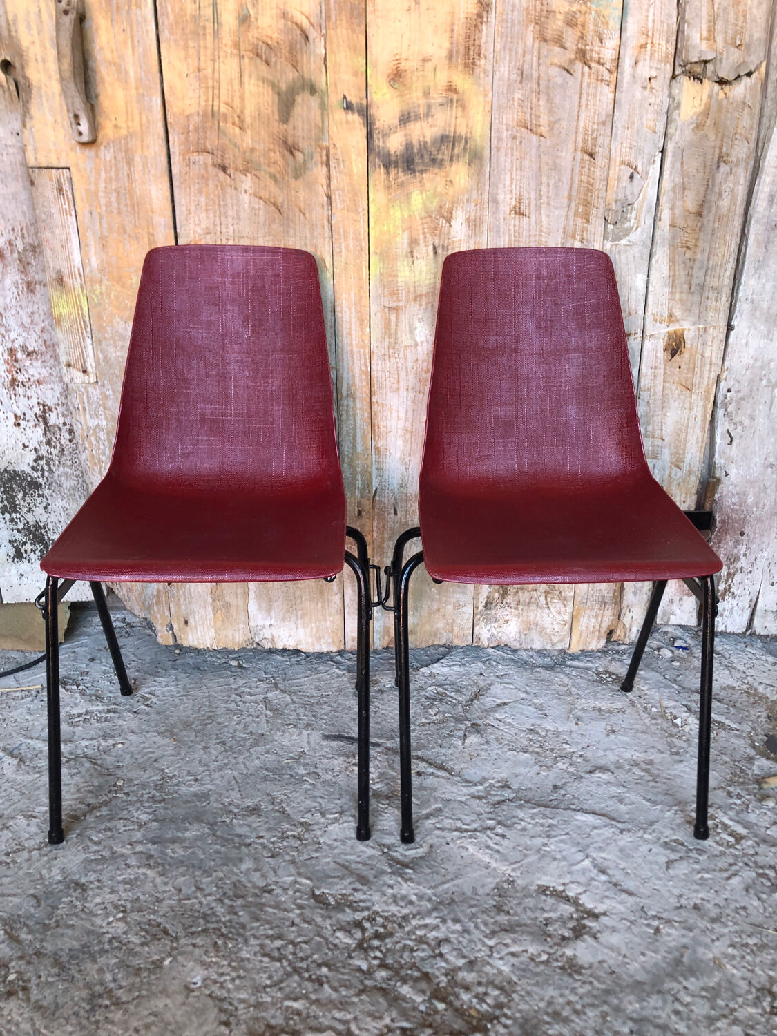 Pair of grosfillex chairs ref 2005 black metal and vintage burgundy shell -