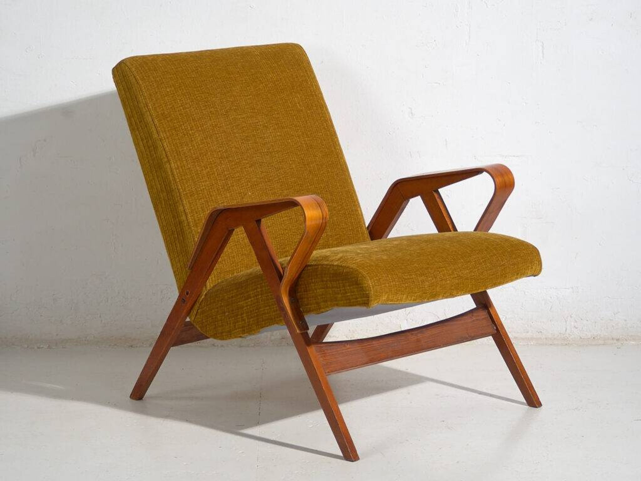 Set of two armchairs and pouf – Mid-century Modern (circa 1950). Three-piece set.