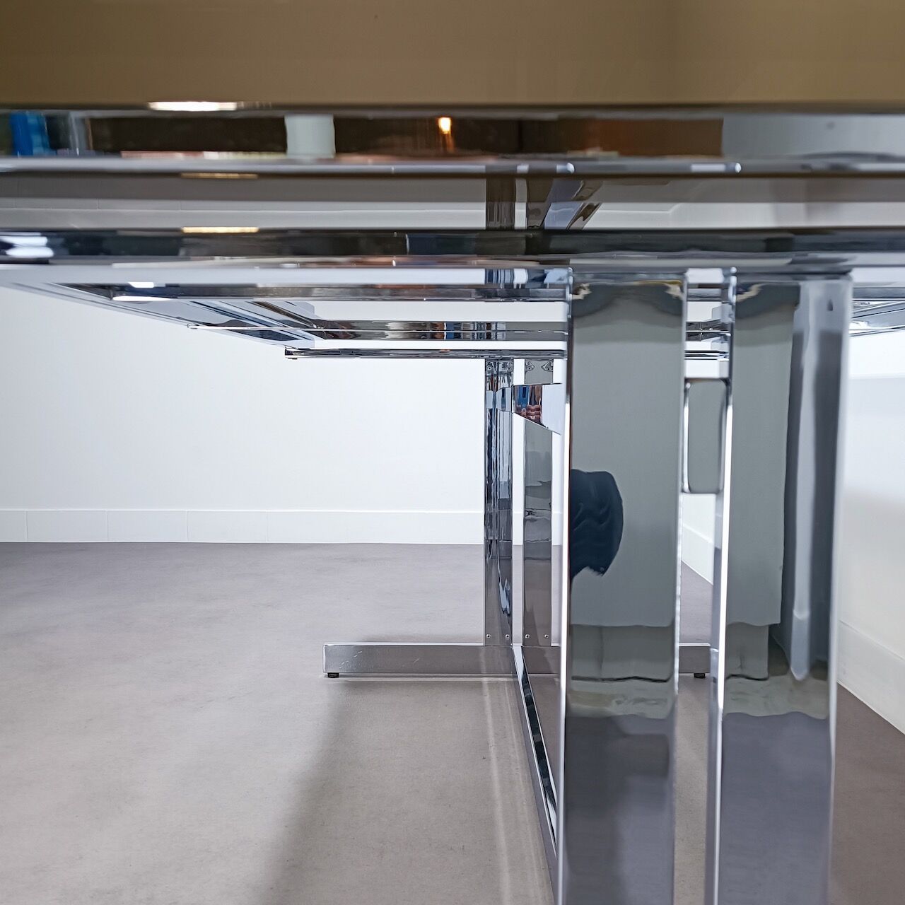 Extendable chrome dining table