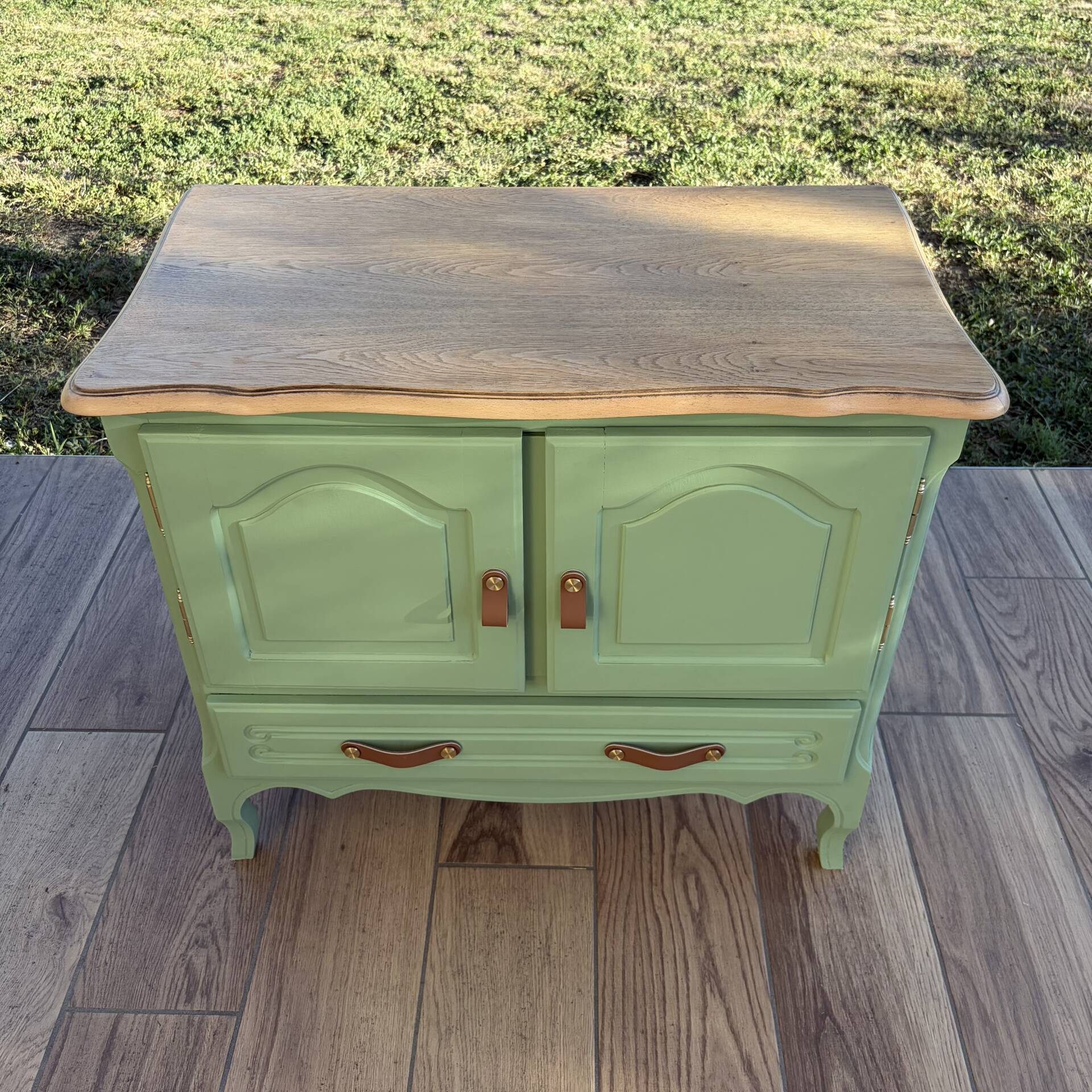 Buffet ancien rénové vert sauge - plateau en chêne