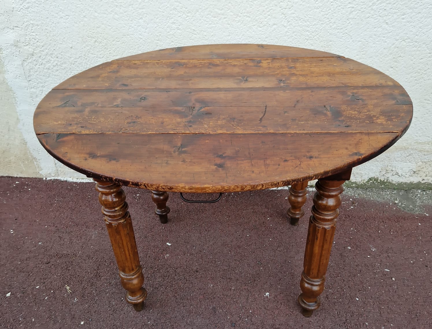 Country table with shutters