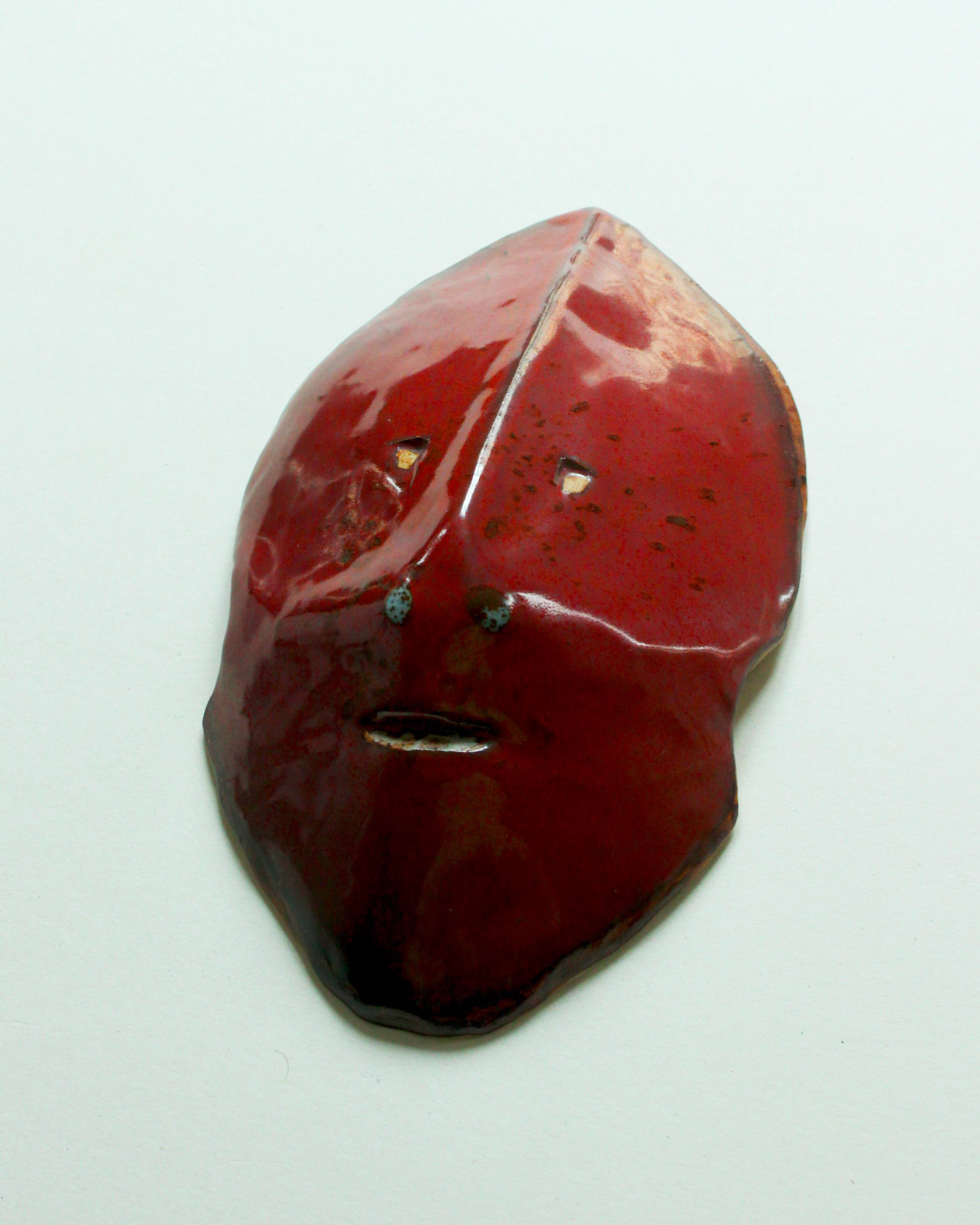 Masque en céramique émaillée rouge, dans le goût d'Accolay, années 50 / 60