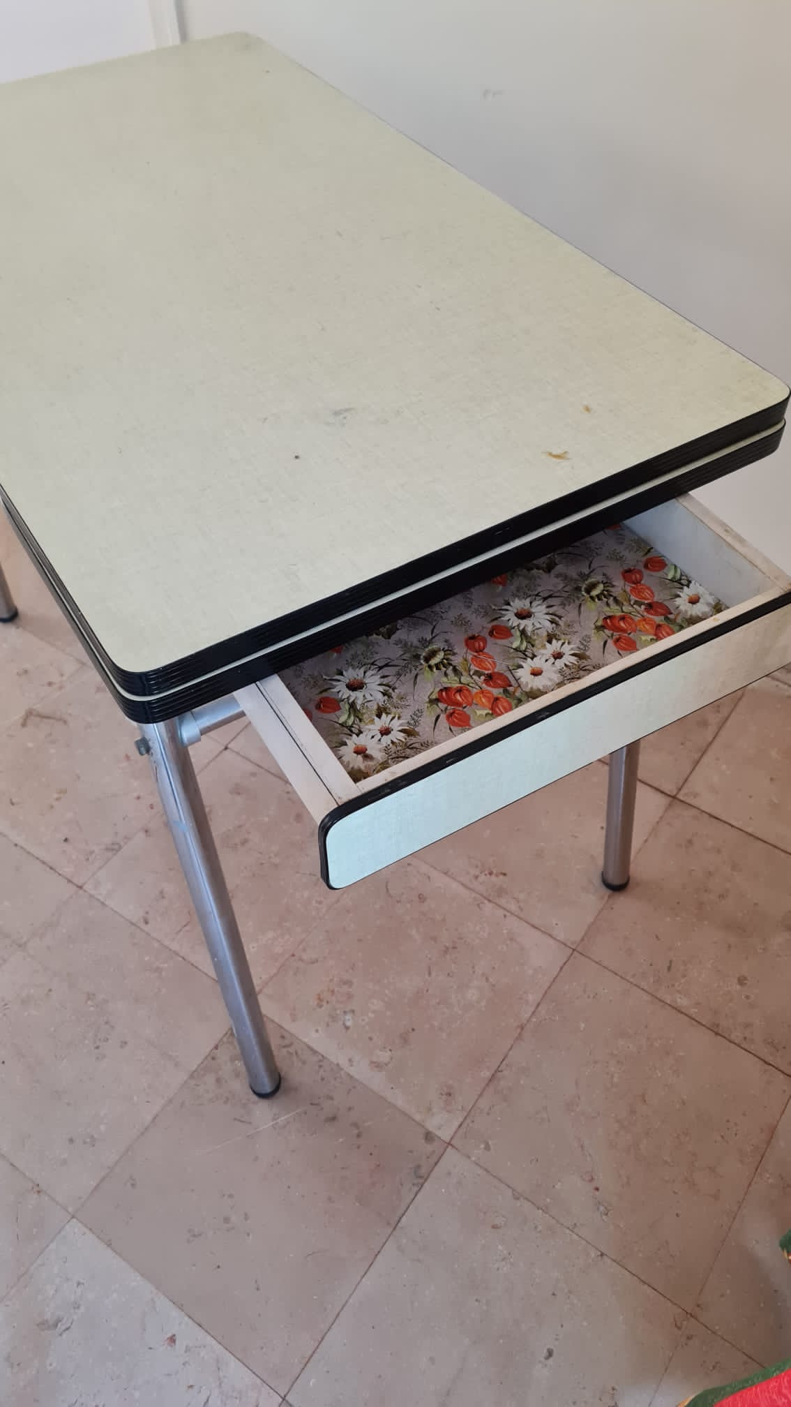 Formica extendable table & chairs