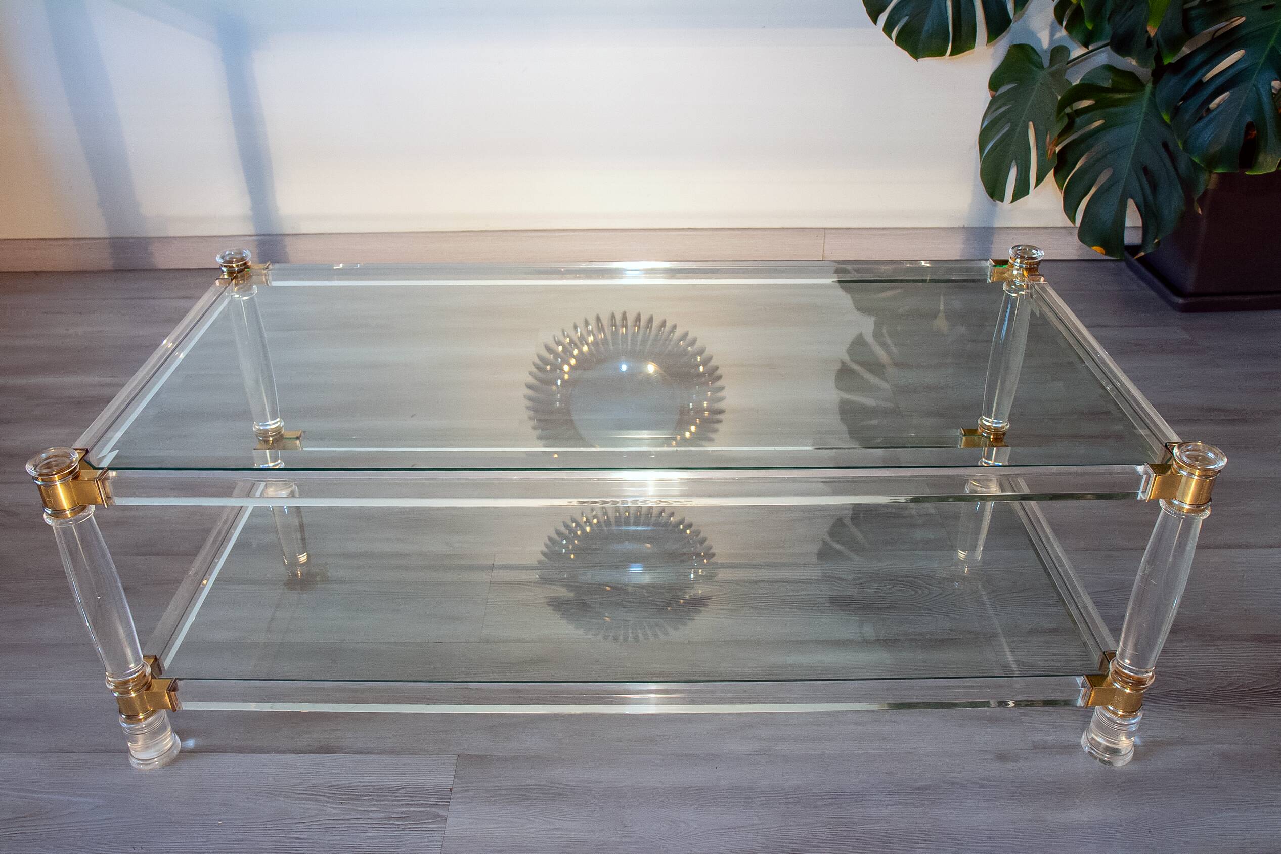 Table basse verre, plexiglas et laiton, 1970-80