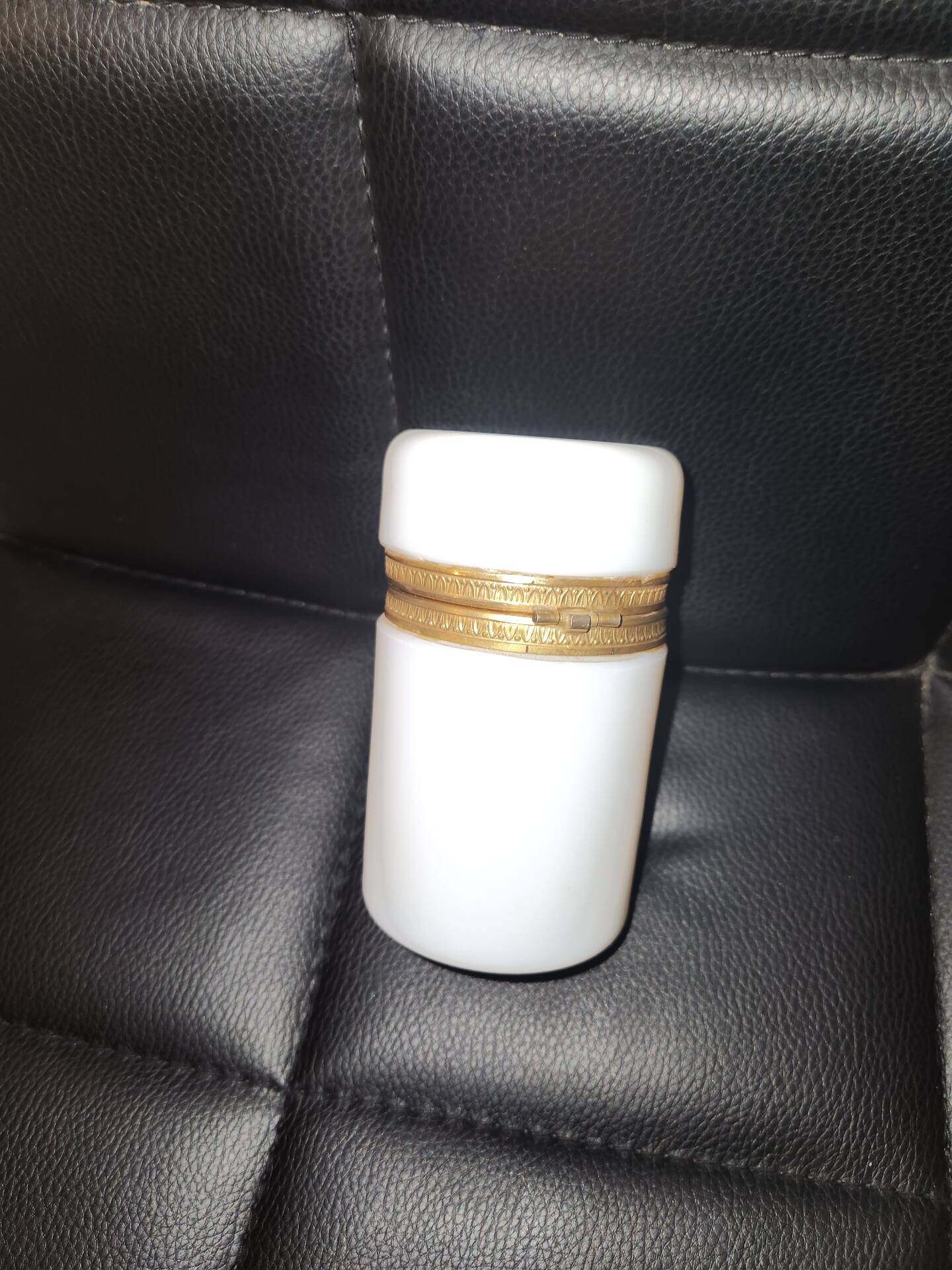 Collectible lighter in white opaline