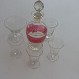 Service a liqueur composé d'une carafe et de 5 verres avec des etoiles ciselées, bouchon en forme de coeur a facettes vintage 1950