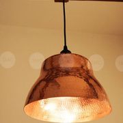 Lampe suspendue industrielle forme de cloche en cuivre martelé