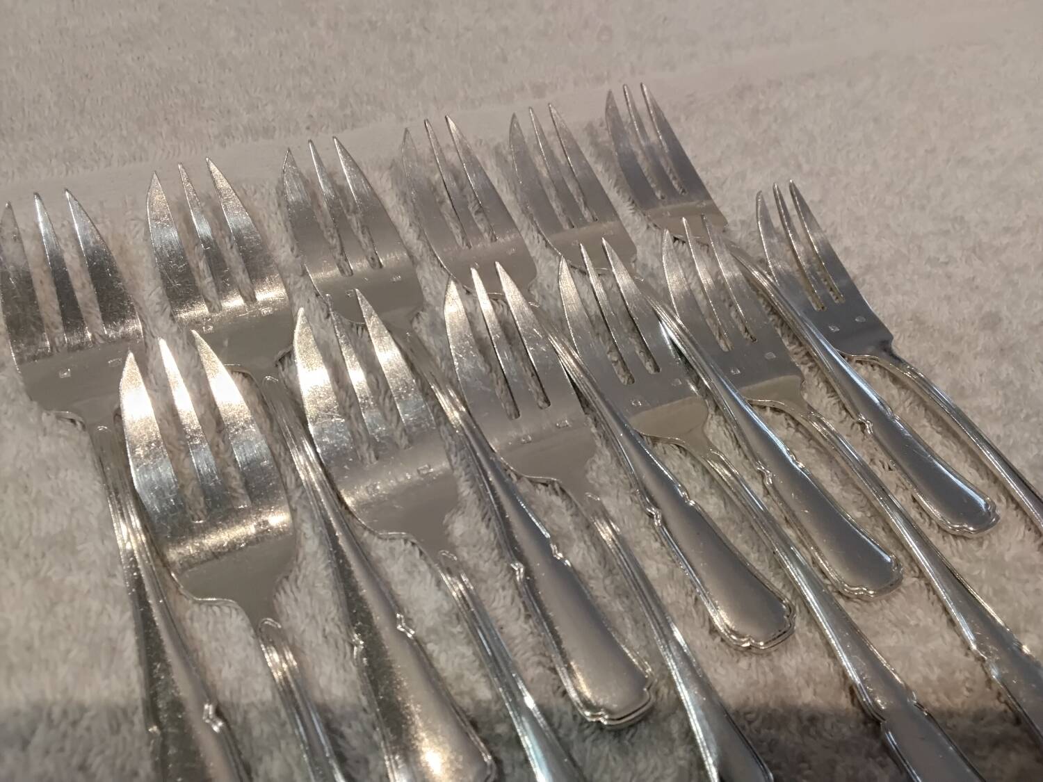 12 silver-plated metal cake forks by silversmith Guillaumot, contours