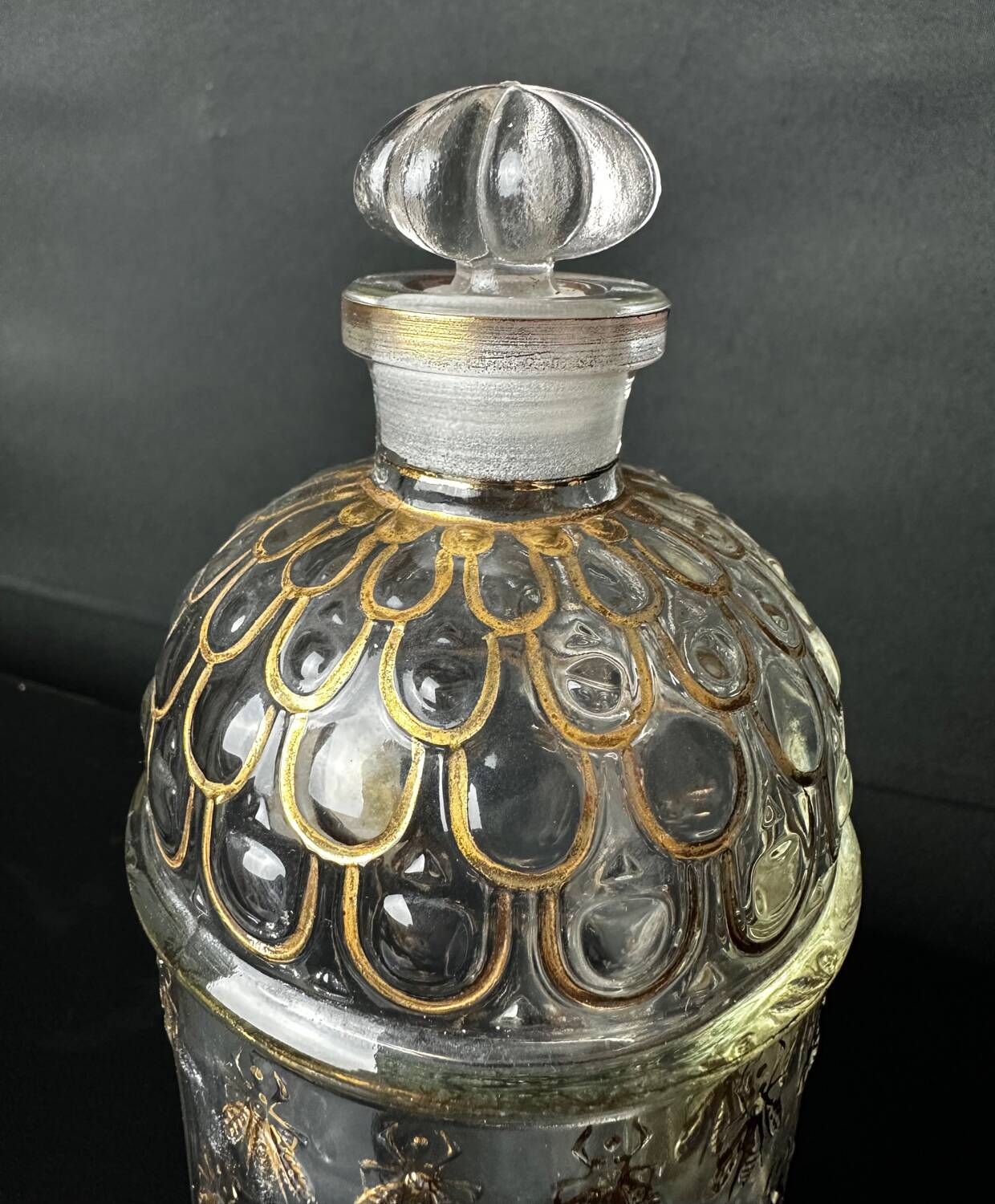 Flacon "Aux Abeilles" Guerlain en verre soufflé et dorure à l'or fin