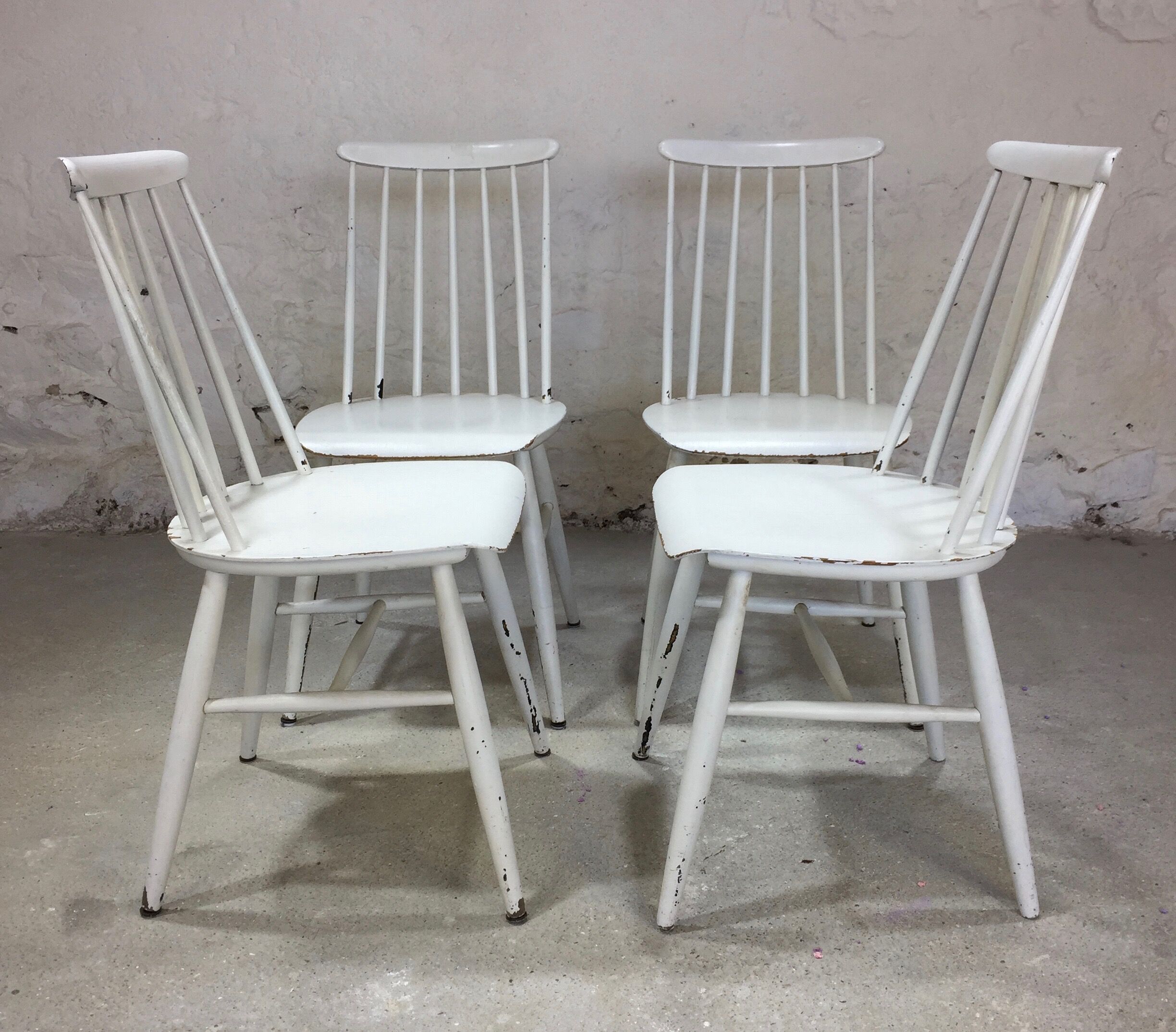 Lot of 4 white wooden chairs