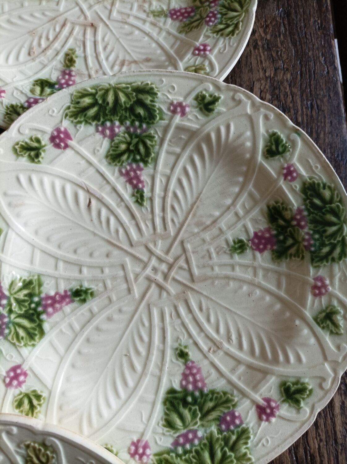 11 dessert plates in slip decorated with grapes Les salins