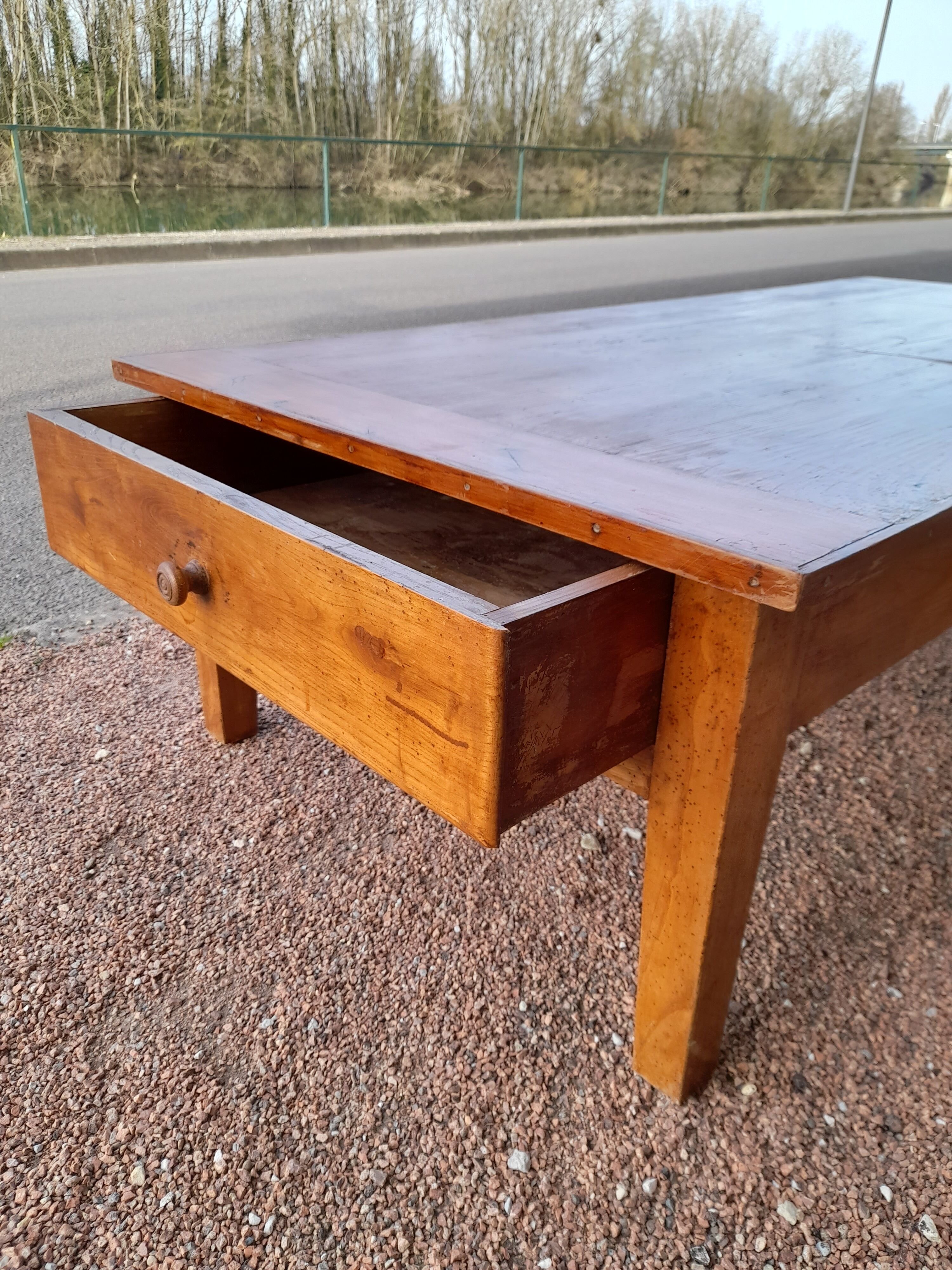 Rustic farm coffee table 3 drawers -1m72