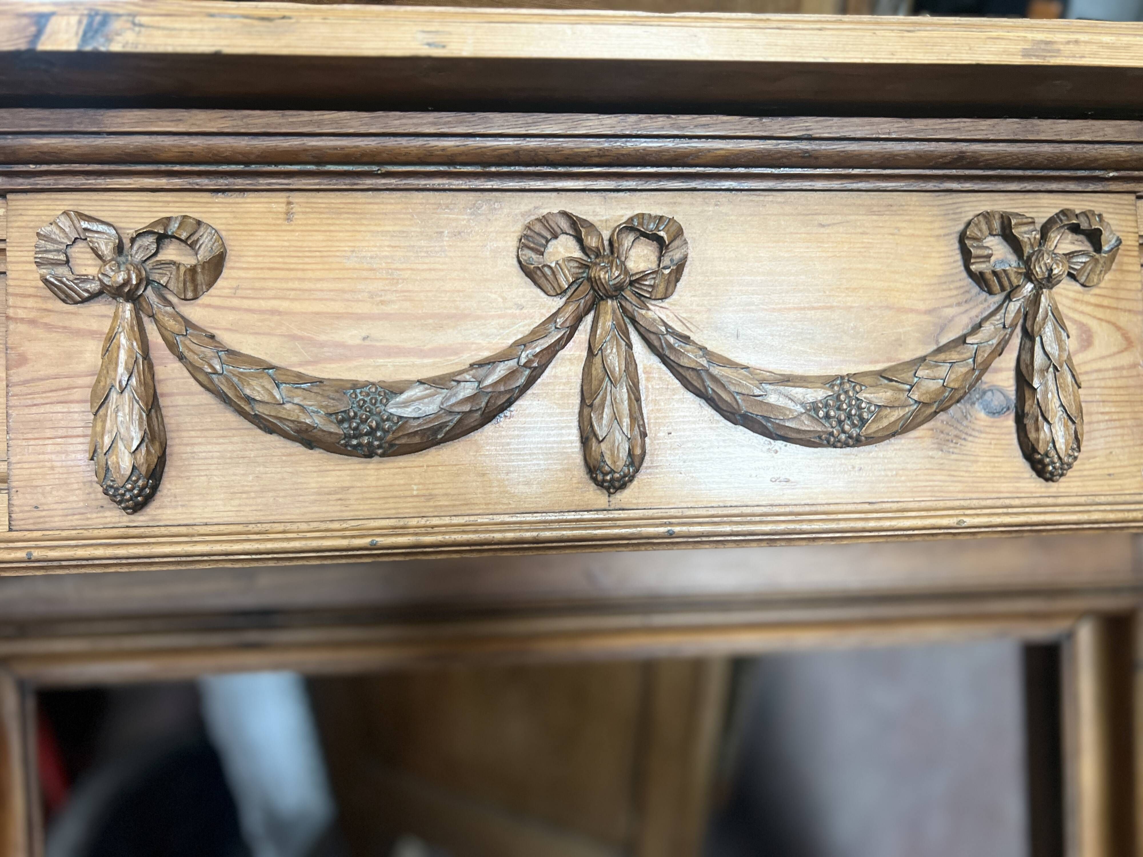 Louis XVI style fireplace in solid fir, 19th century.