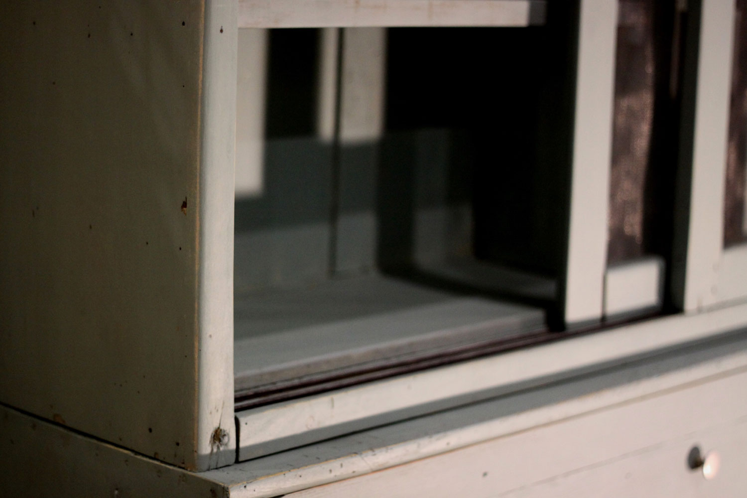 Furniture keeps eating - Craft - Vaisselier - Library