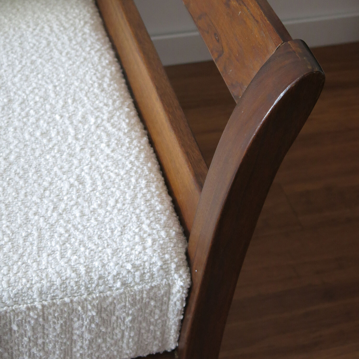 Fauteuil bois et tissu bouclette blanc crème