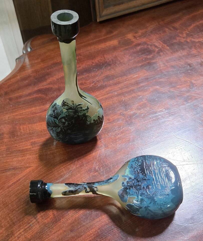 Pair of flower vases in glass paste, with a long slender neck.